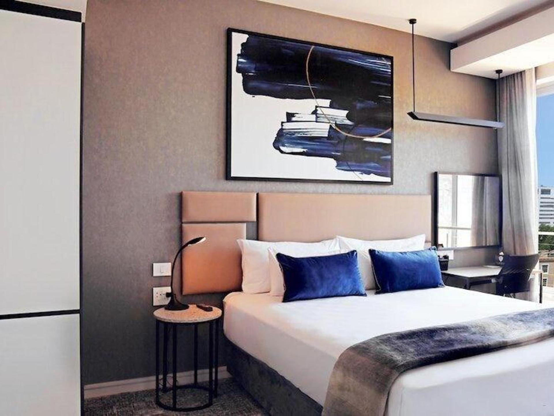 Sandtoncity-apartment-sleeps4-pool-parking *