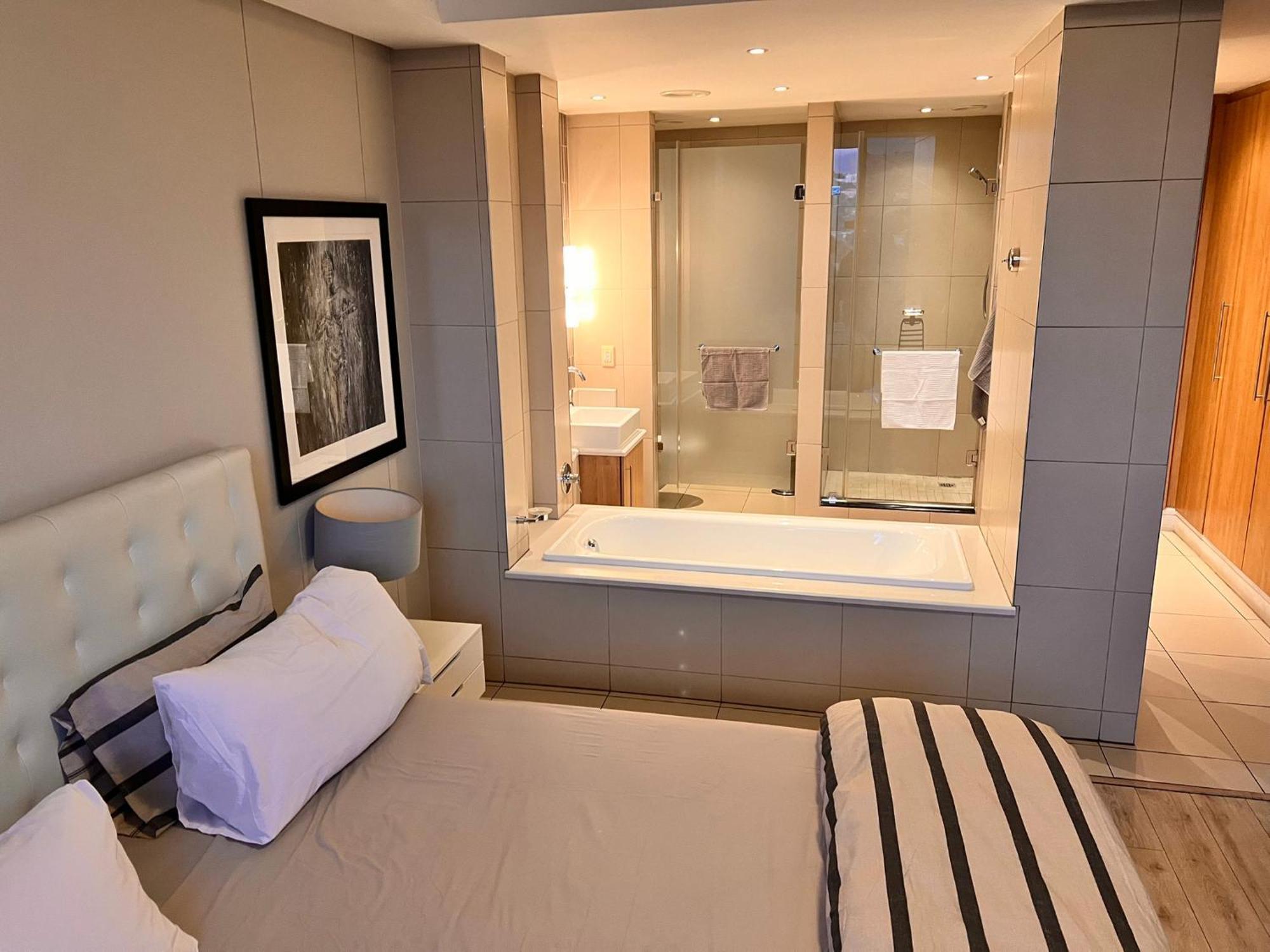 Executive 2-bedroom Luxury In Bedford Centre Mall Apartment Johannesburg