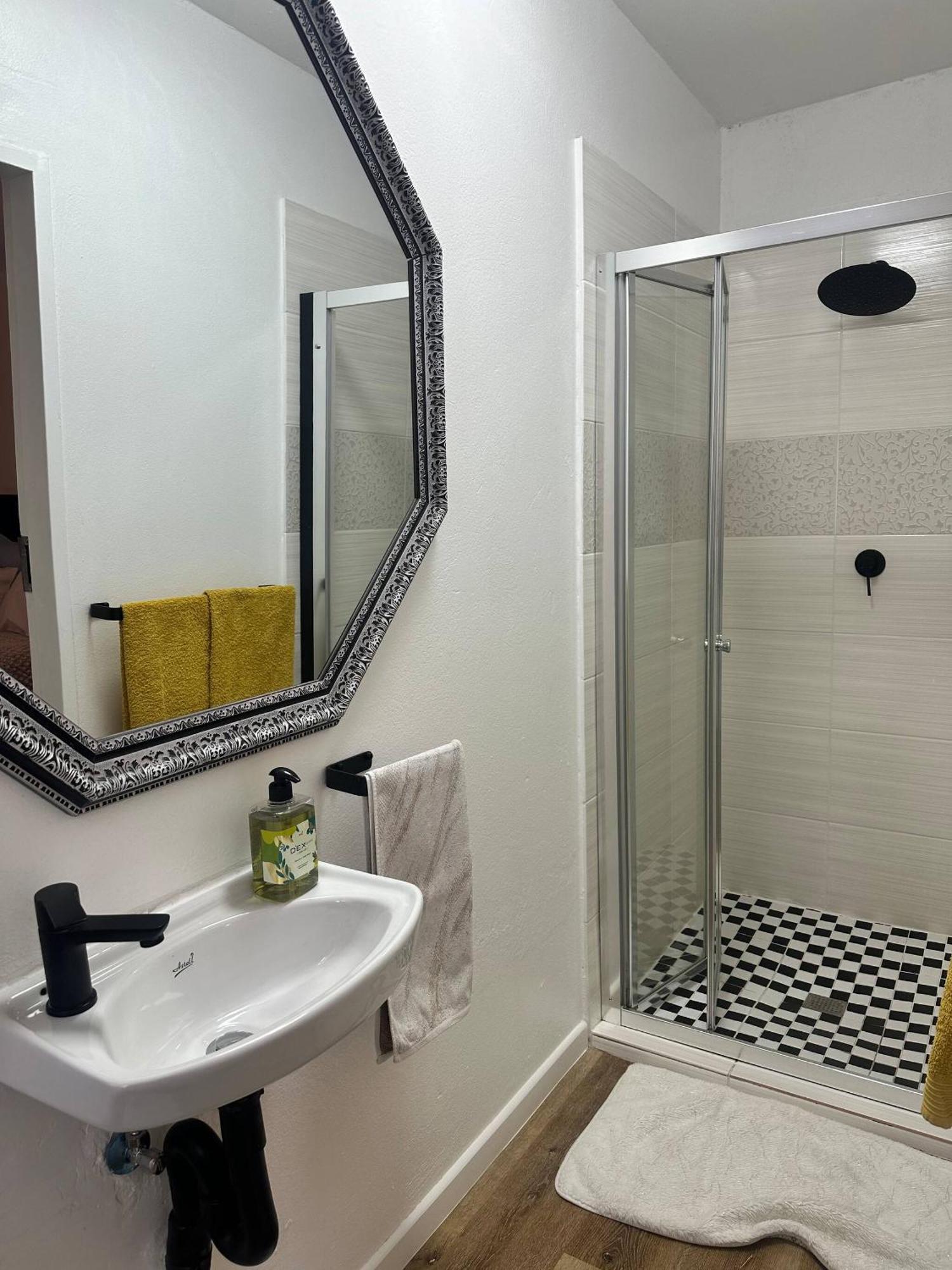 Charming Executive Studio, Solar Power, Wifi Johannesburg