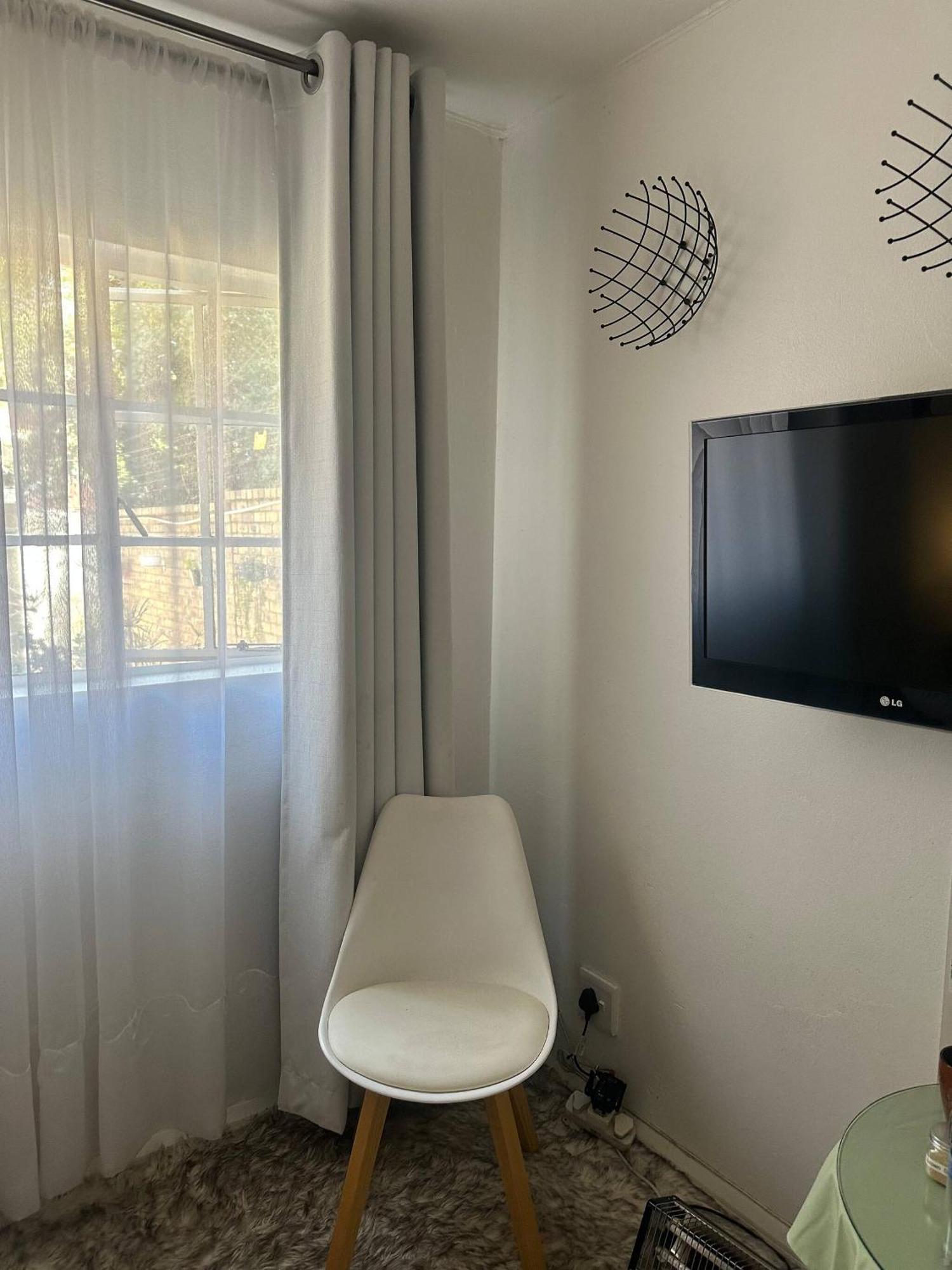 Charming Executive Studio, Solar Power, Wifi Apartment