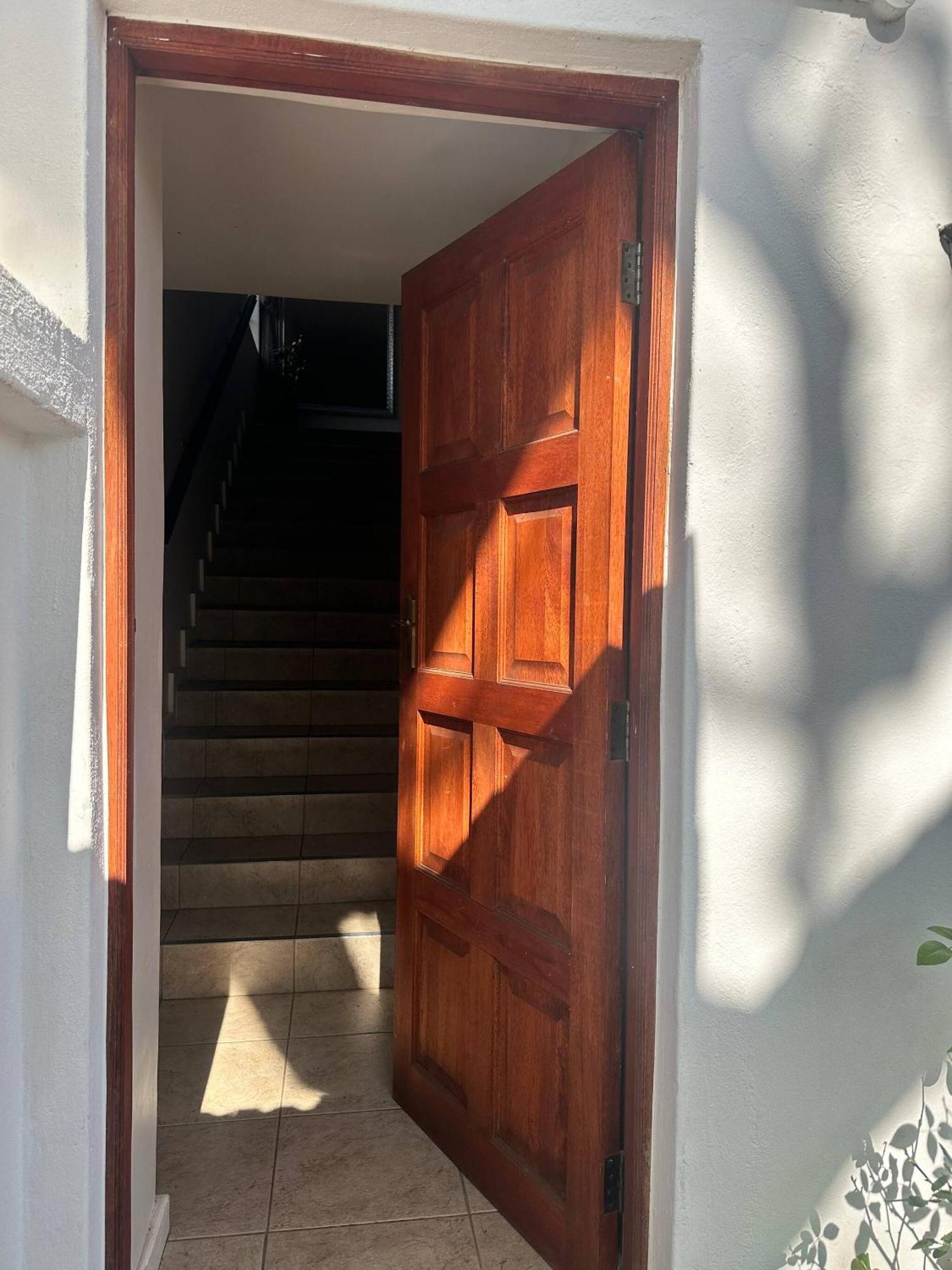 Secure Executive Apartment, Wifi, Solar Power, Netflix *
