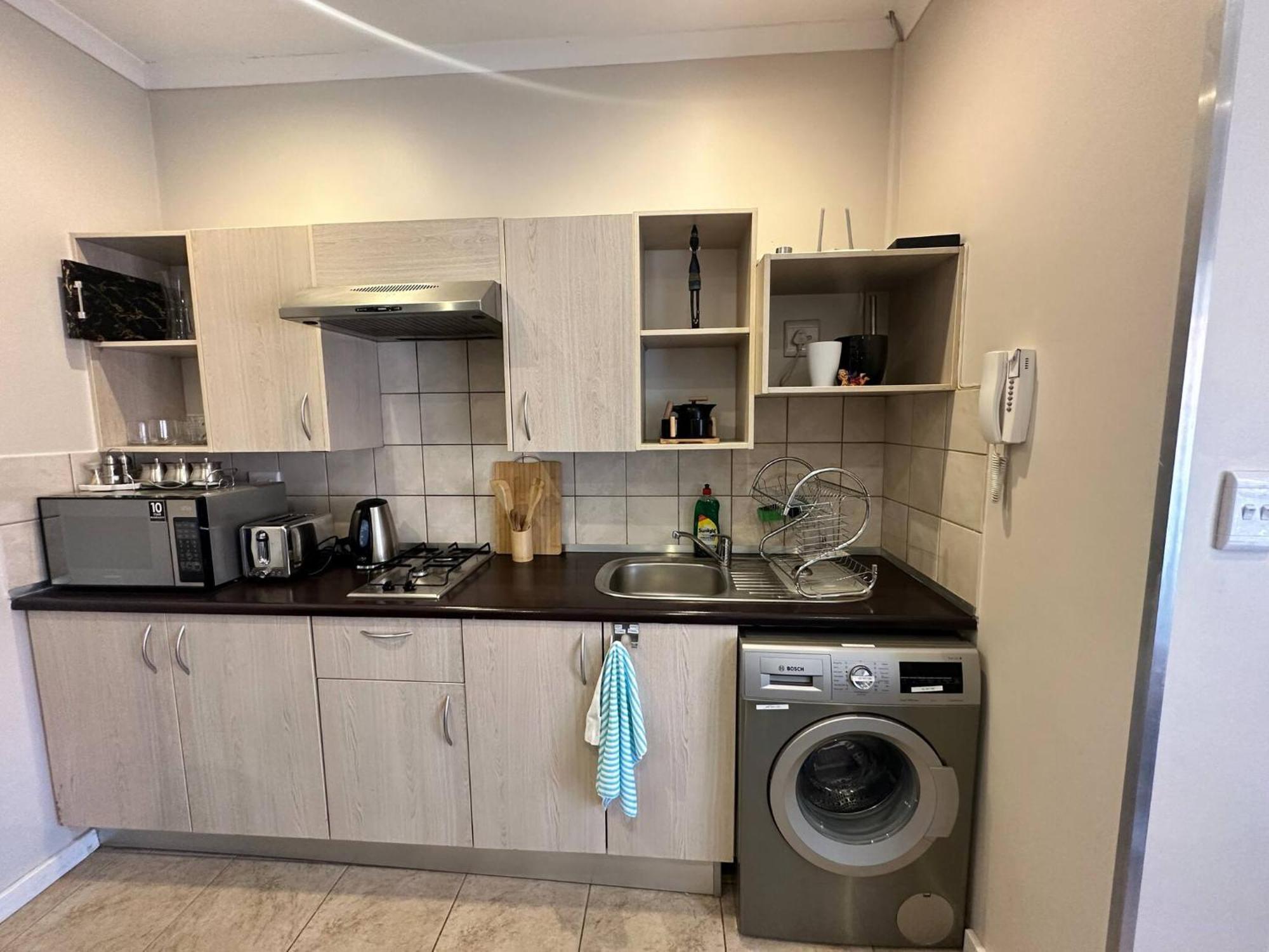 Secure Executive Apartment, Wifi, Solar Power, Netflix * Johannesburg