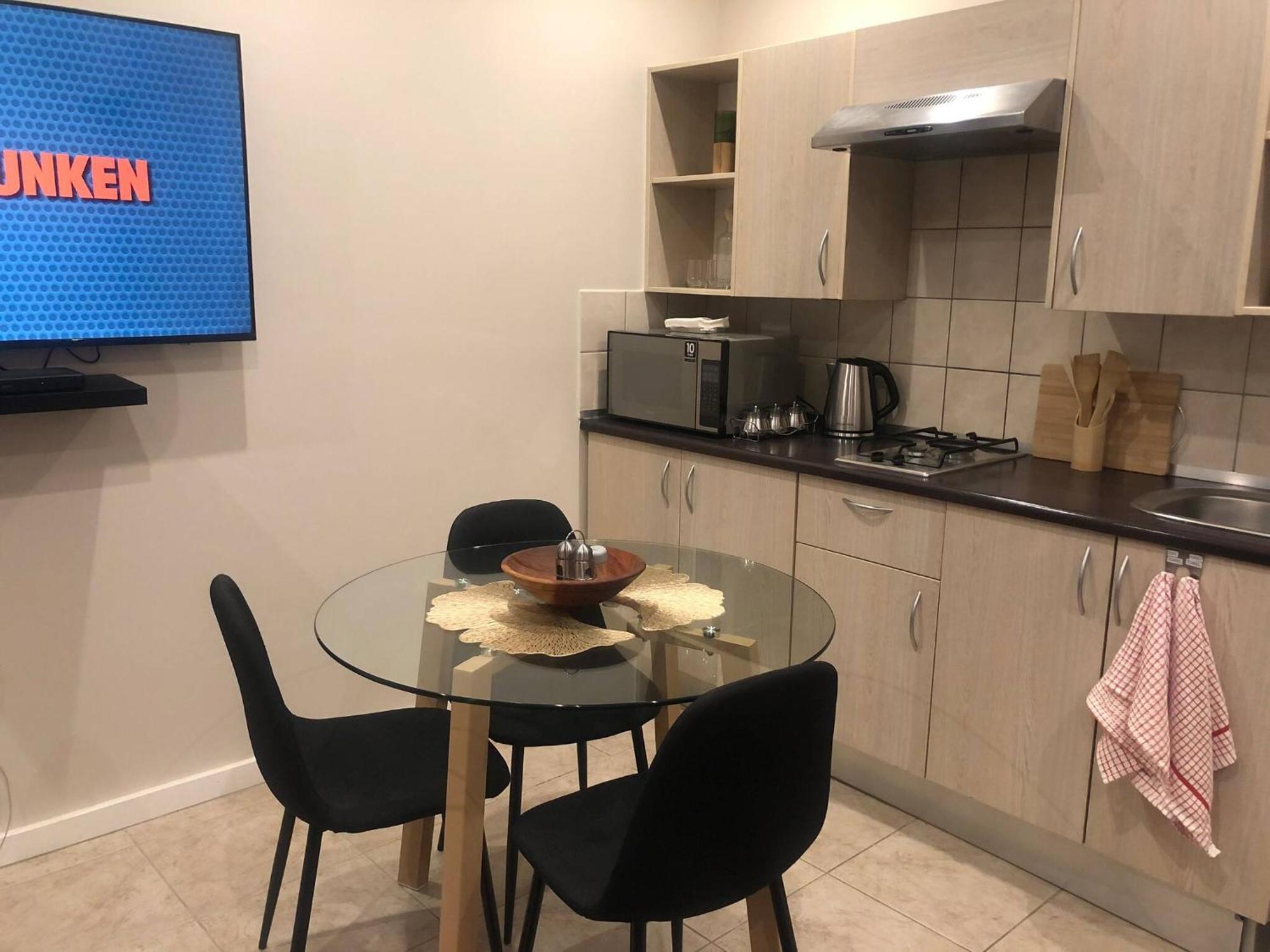 Secure Executive Apartment, Wifi, Solar Power, Netflix * Johannesburg