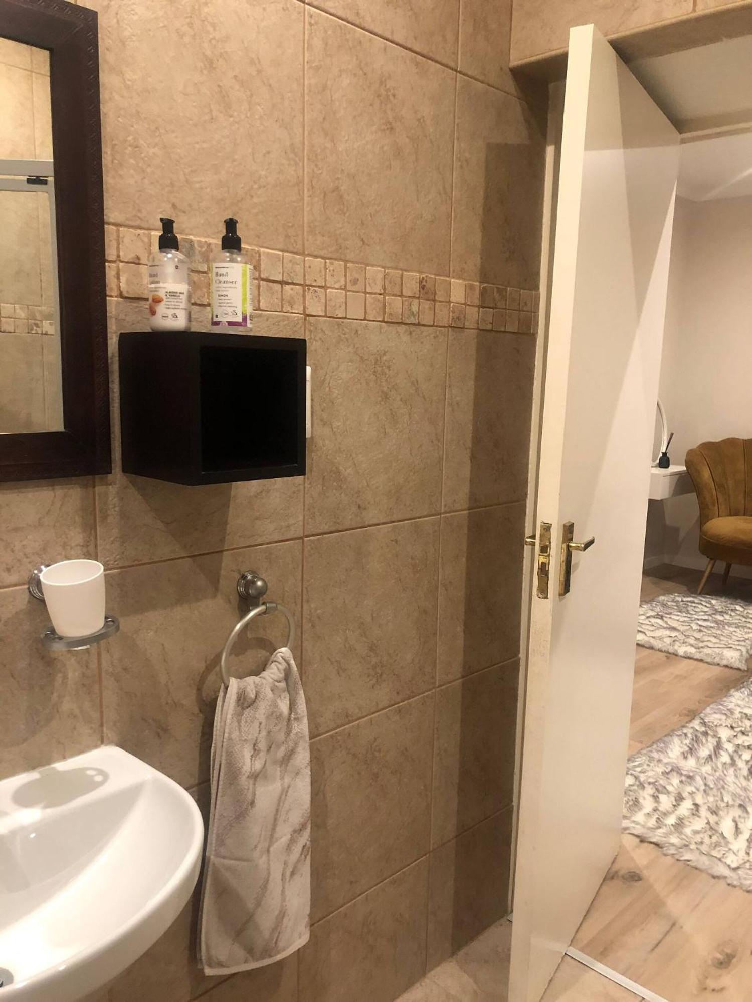 Apartment Secure Executive Apartment, Wifi, Solar Power, Netflix Johannesburg