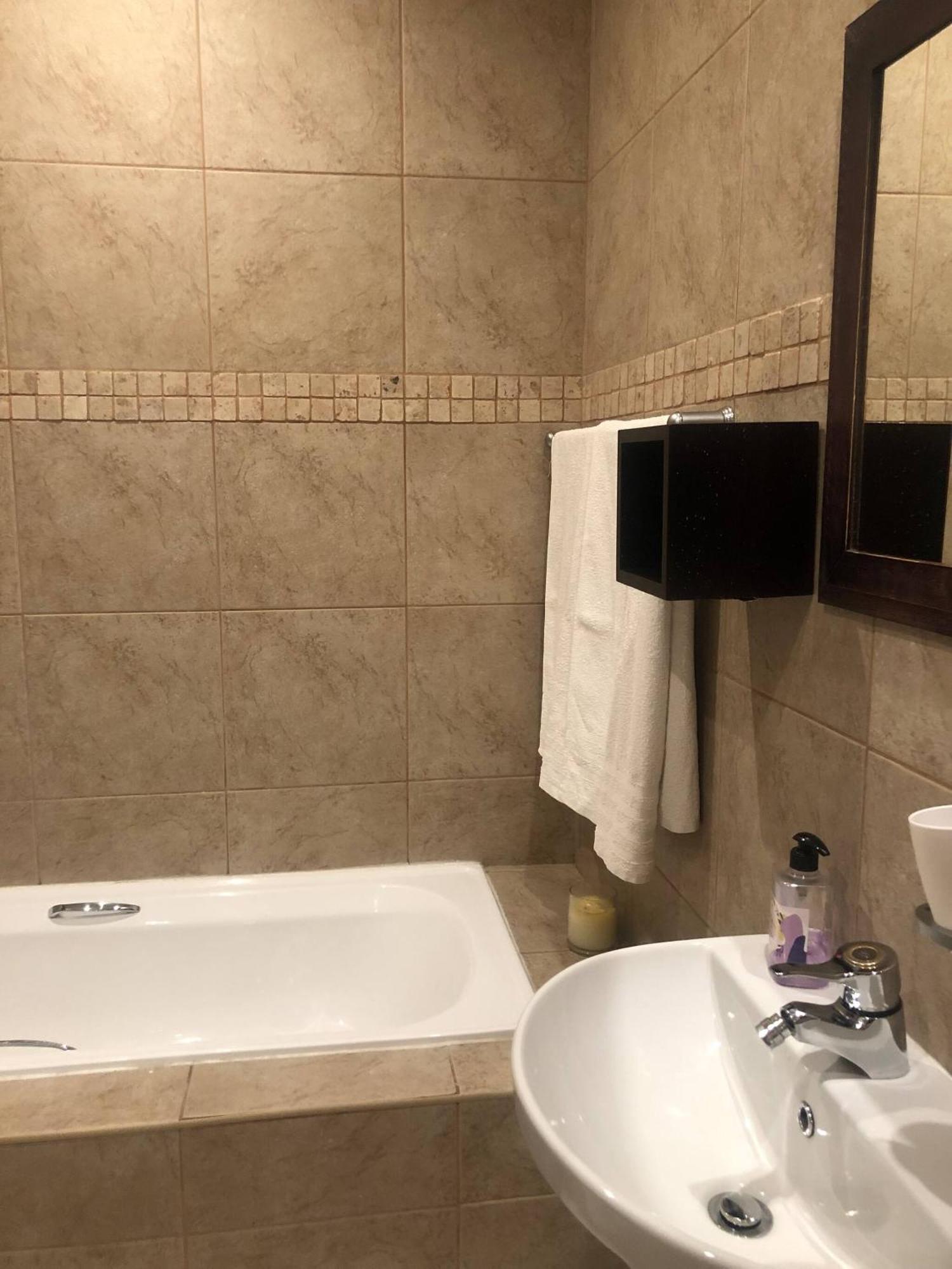 Secure Executive Apartment, Wifi, Solar Power, Netflix *