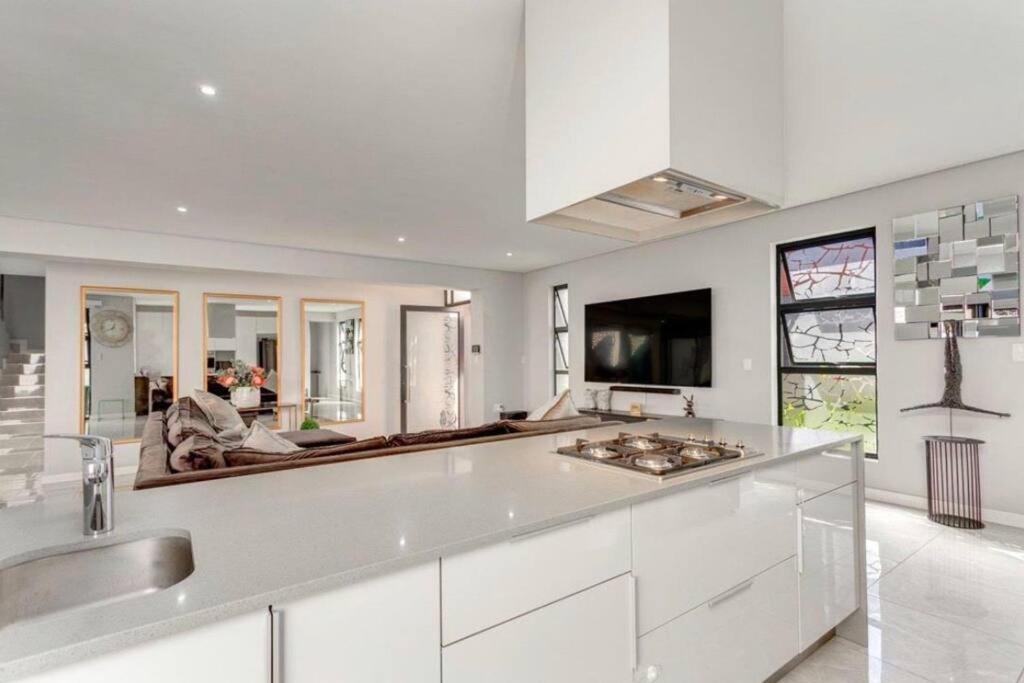 Ferienhaus Luxury On Berkeley Johannesburg