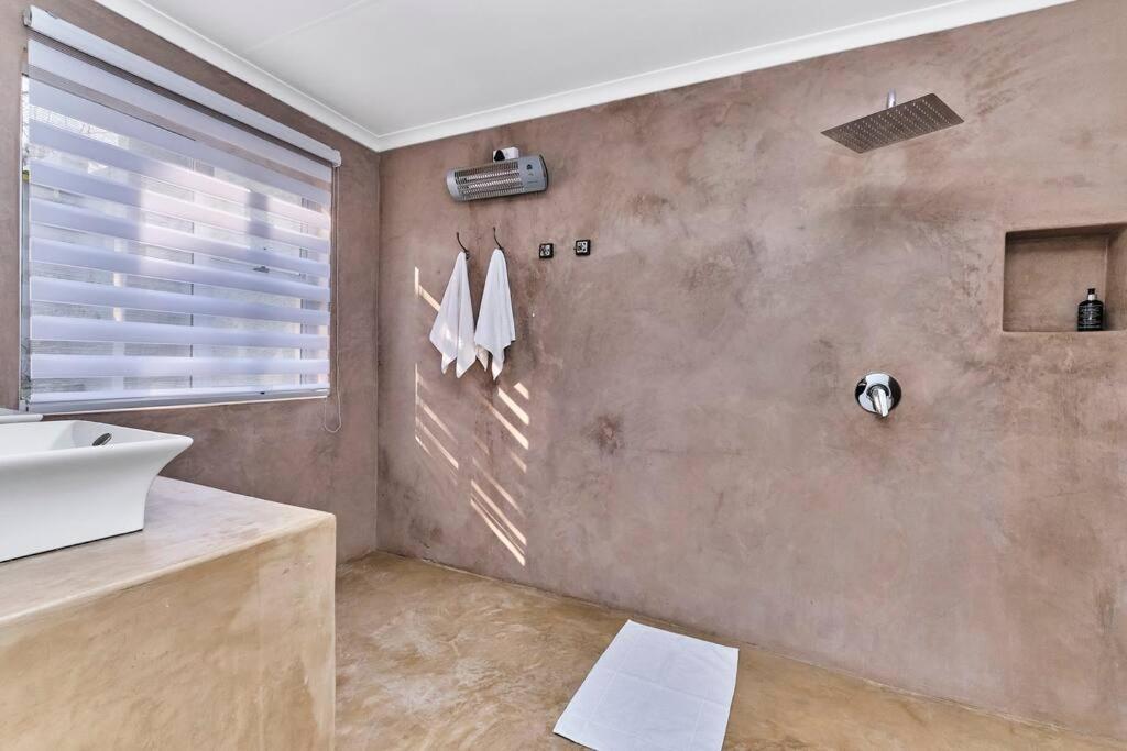 The Fir Tree Cottage, Parkhurst Apartment *