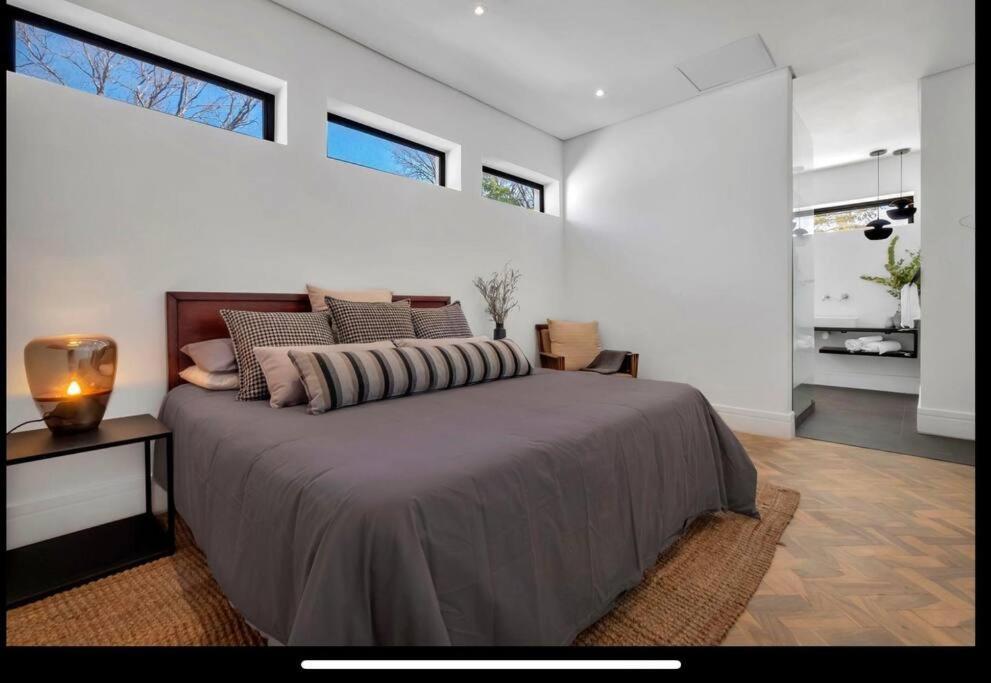 Modern Luxury In Parkhurst * Joanesburgo