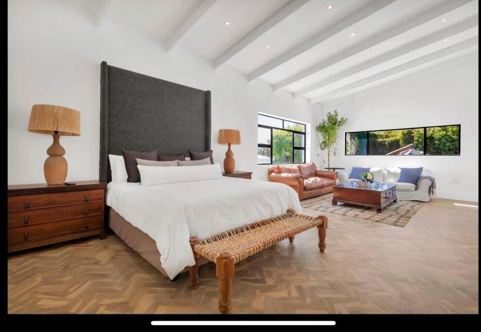 Modern Luxury In Parkhurst Pousada Joanesburgo