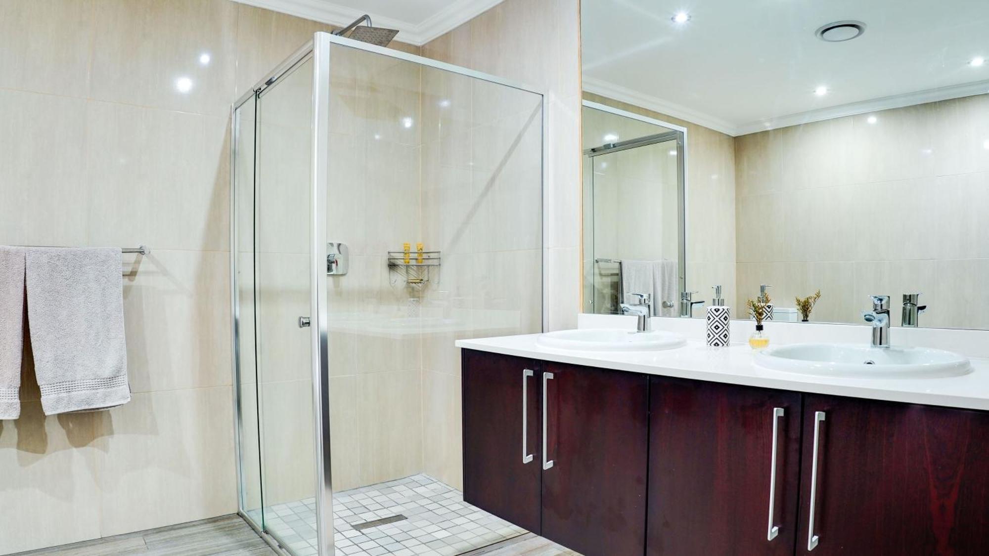 Khách sạn hẻo lánh 4 On Pritchard Luxury *