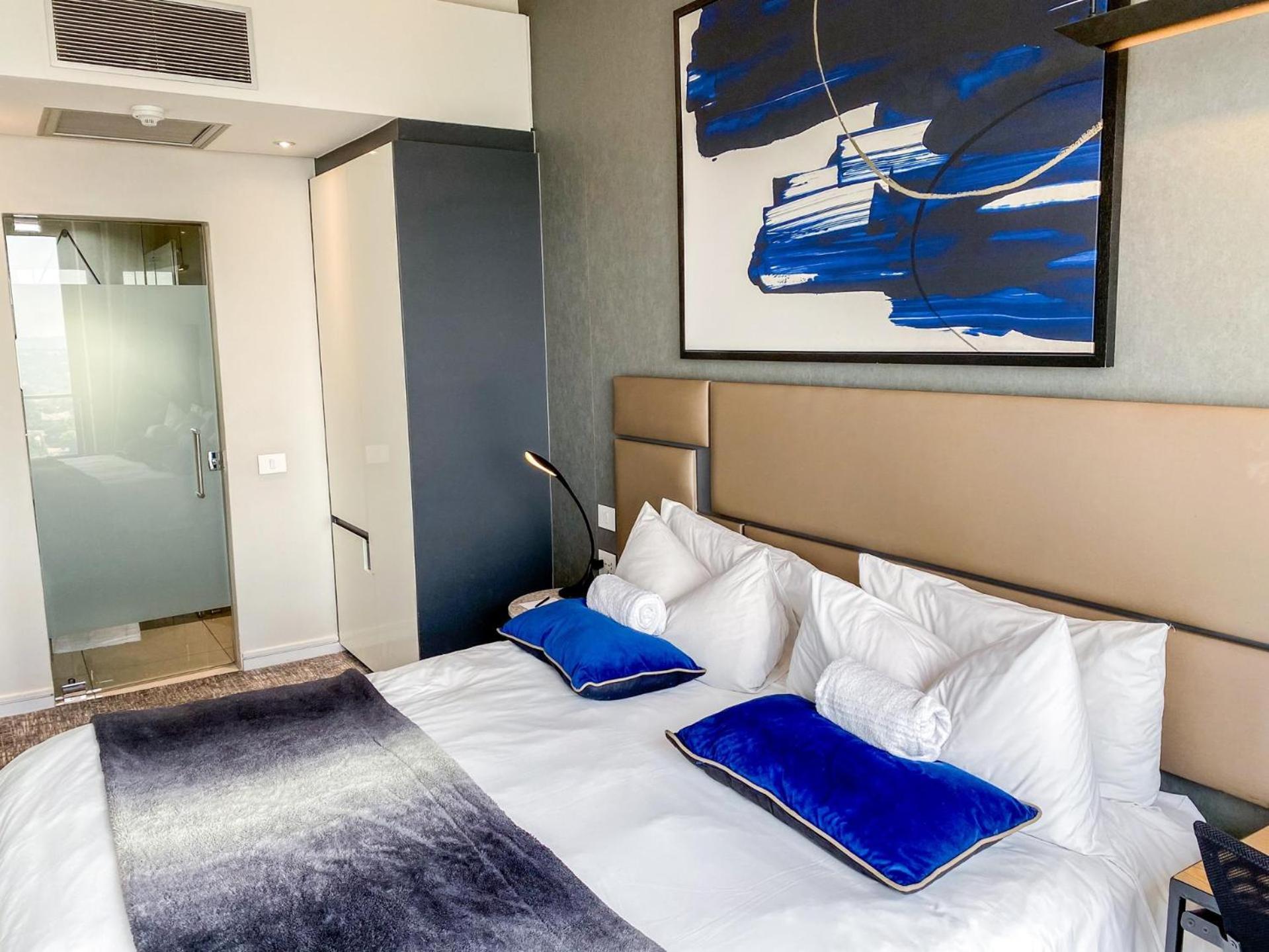 Sandtoncity-apartment-sleeps2-pool-parking Johannesburg