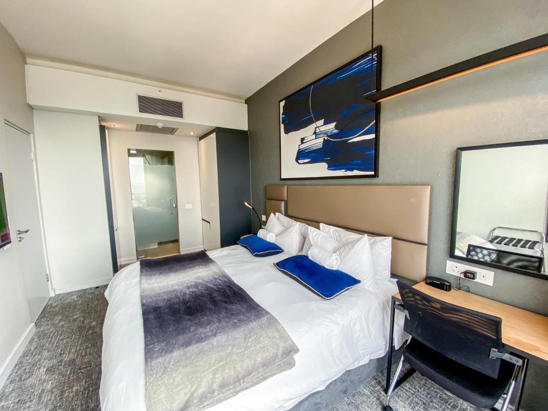 Sandtoncity-apartment-sleeps2-pool-parking Apartment