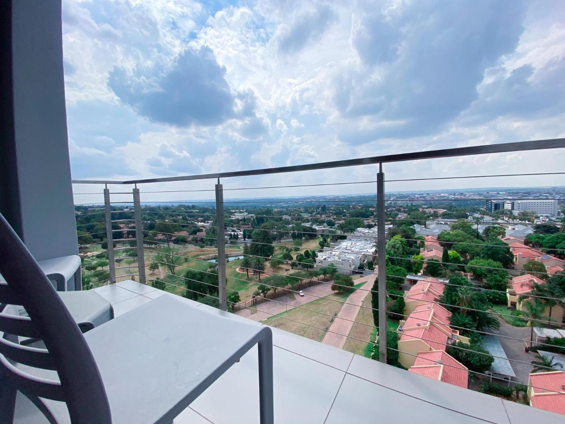 Sandtoncity-apartment-sleeps2-pool-parking Johannesburg
