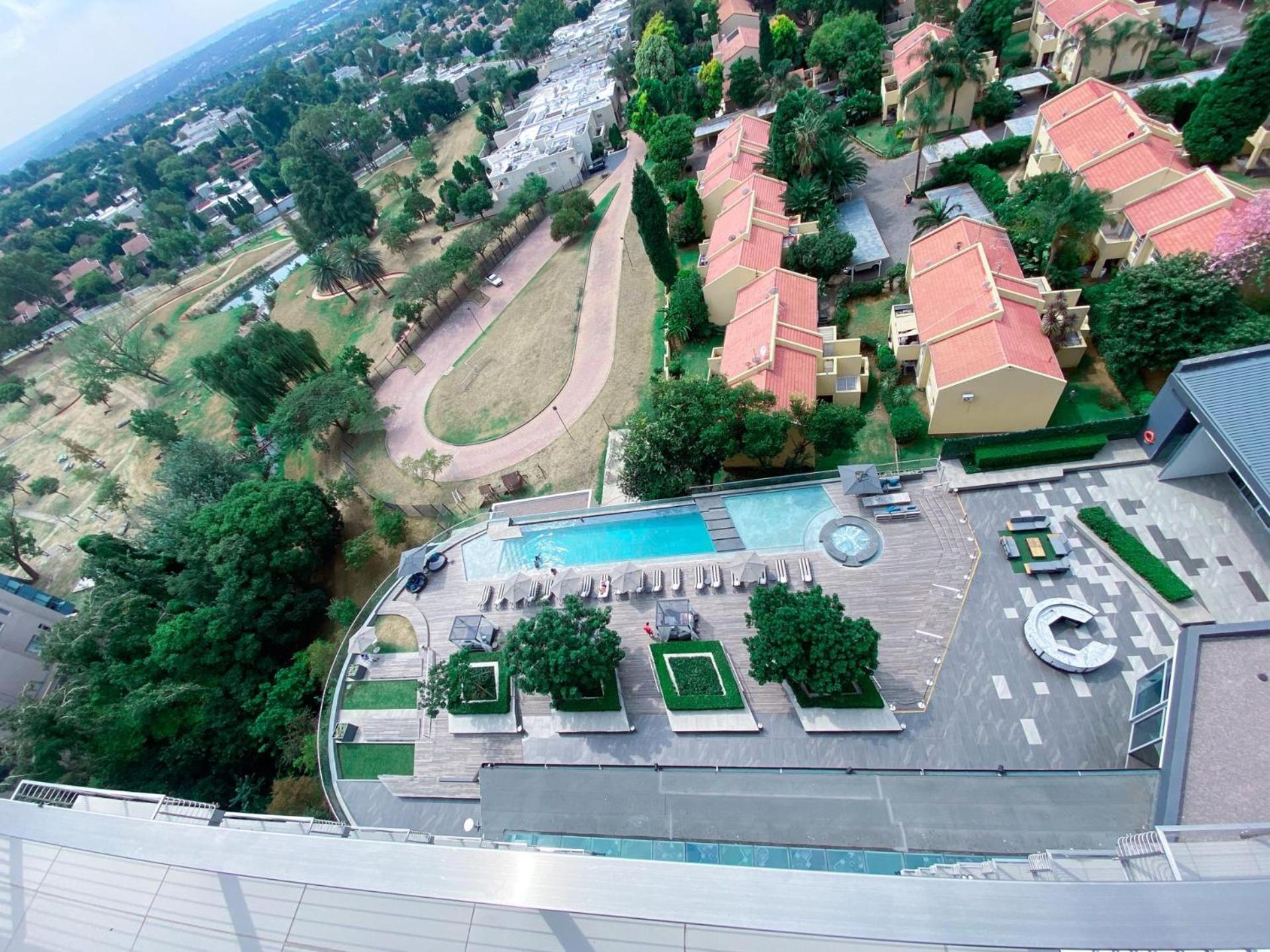 Apartment Sandtoncity-apartment-sleeps2-pool-parking *