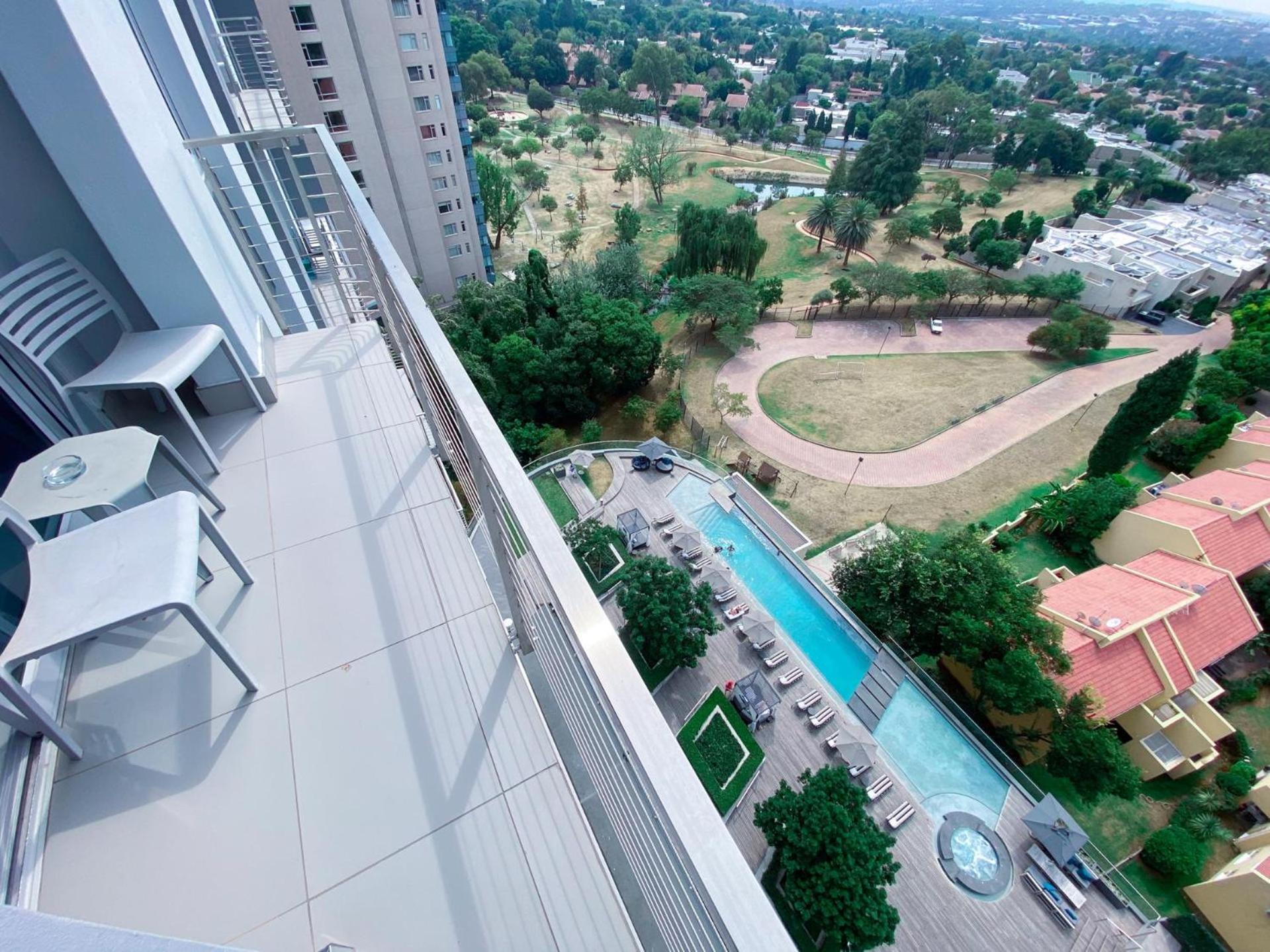 Sandtoncity-apartment-sleeps2-pool-parking Johannesburg