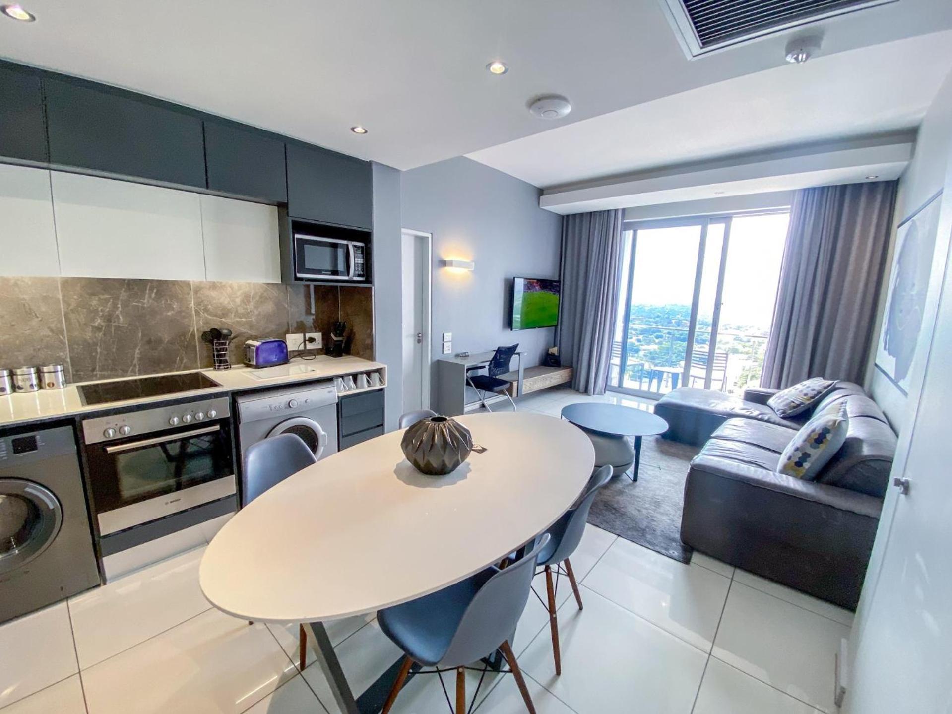 Sandtoncity-apartment-sleeps2-pool-parking Apartment