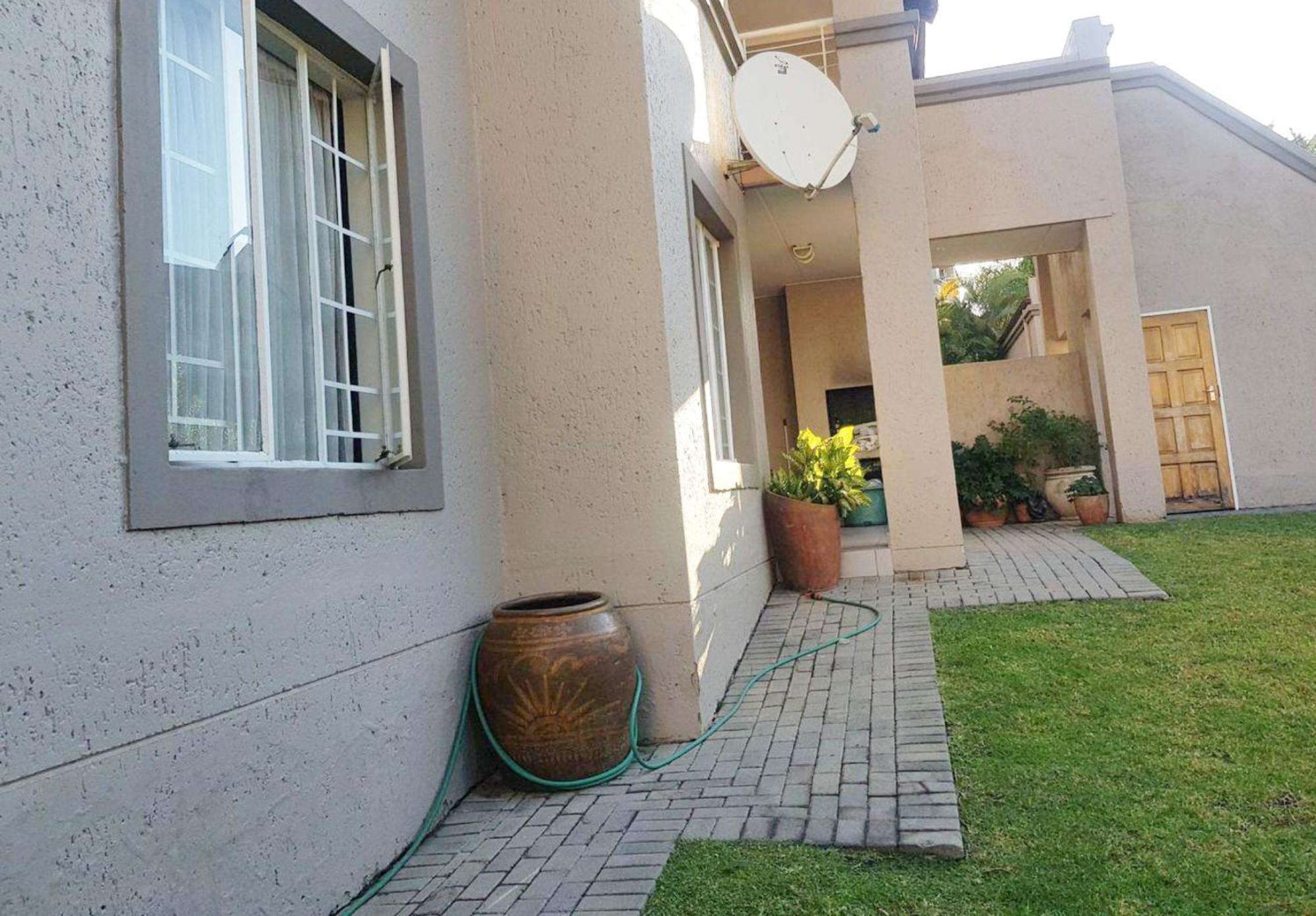 Apartment Lovely In A Shared With Pool Johannesburg