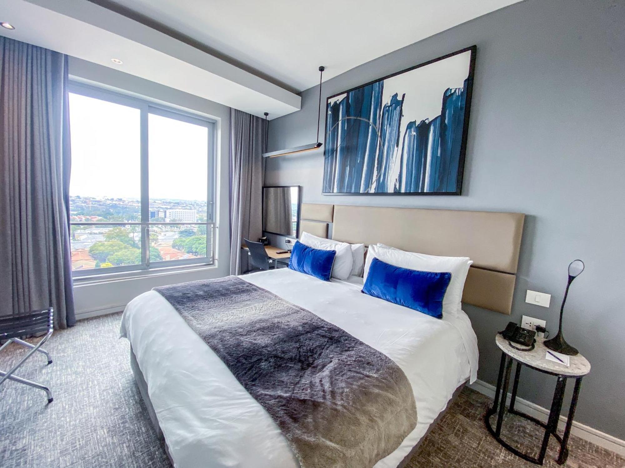 Apartment Sandtoncity-apartment-sleeps2-pool-parking *