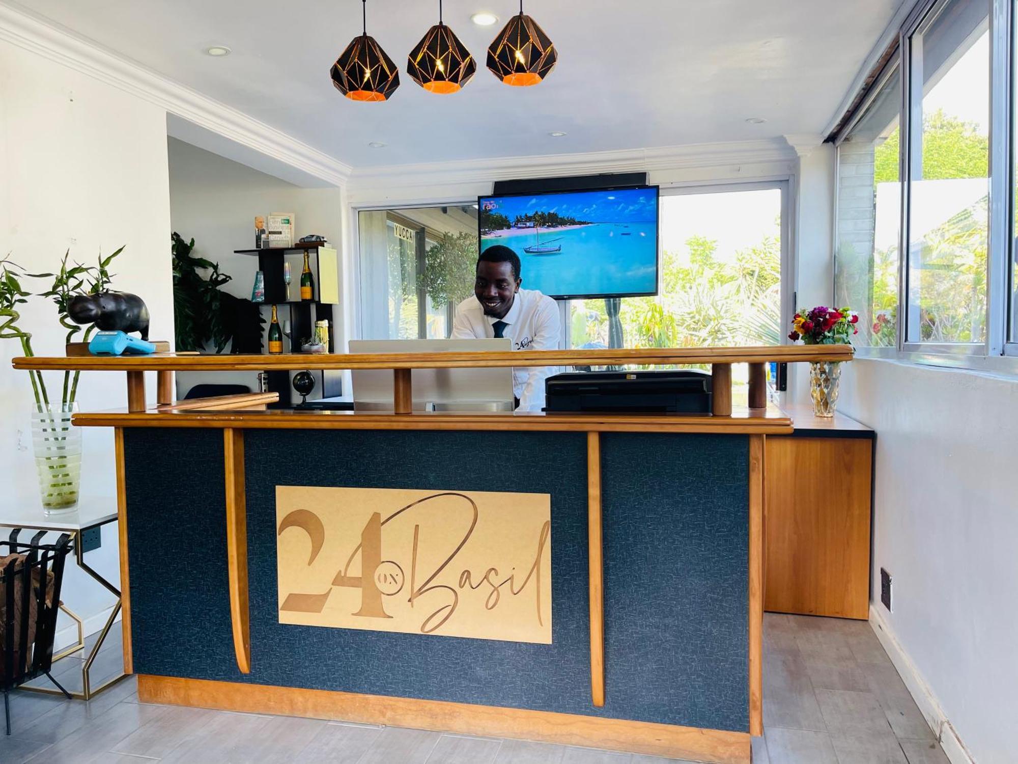 Khách sạn 24 On Basil Boutique Luxury 4*