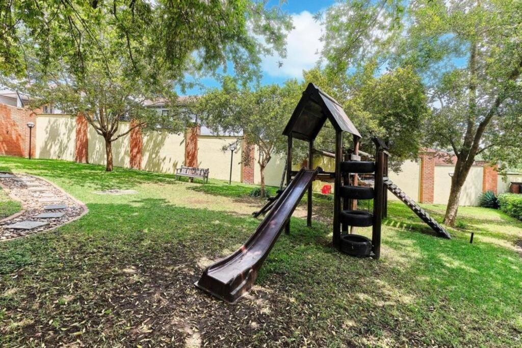 2 Bedroom Near Monte Casino