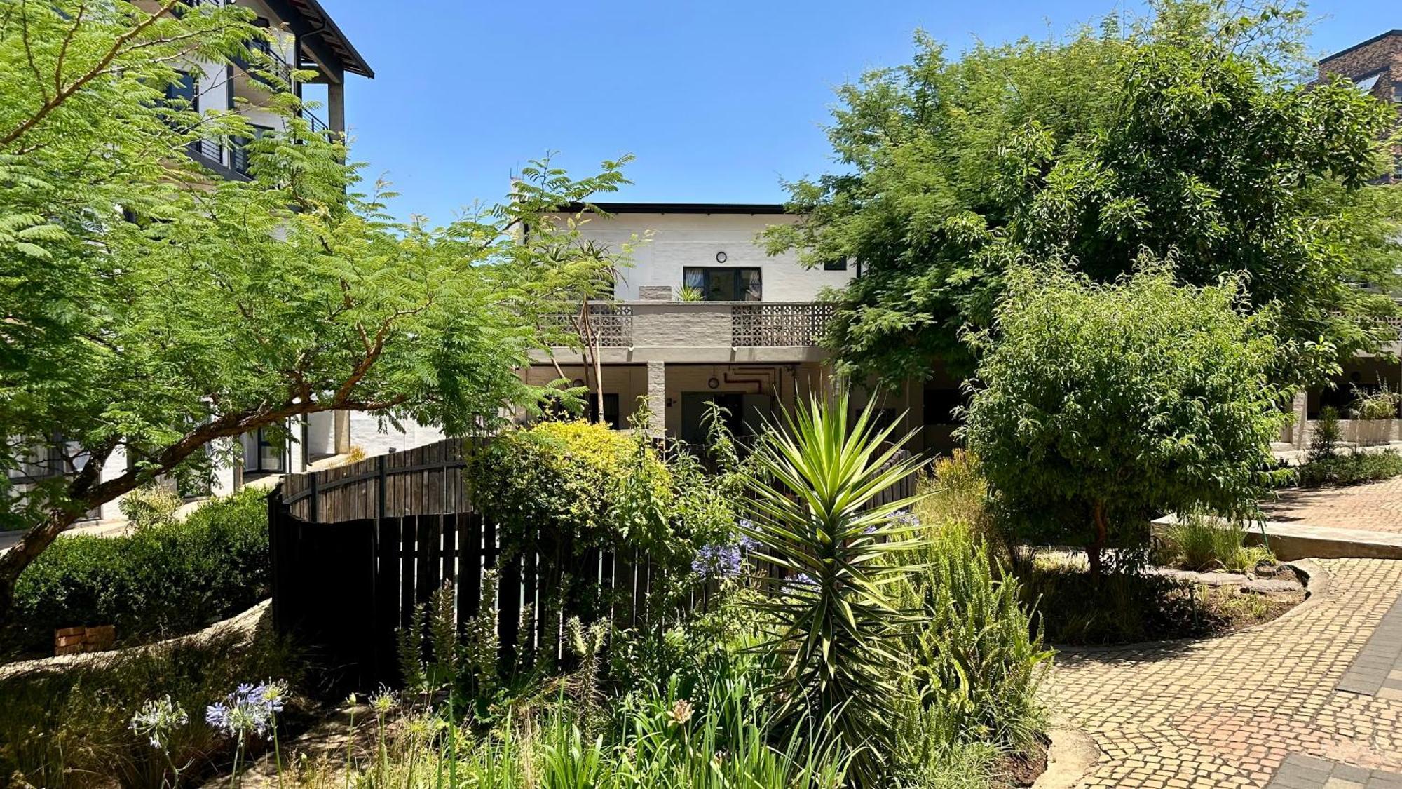 Living 119 - Fibre Wifi, Washing Machine & Sunny Balcony Apartment *