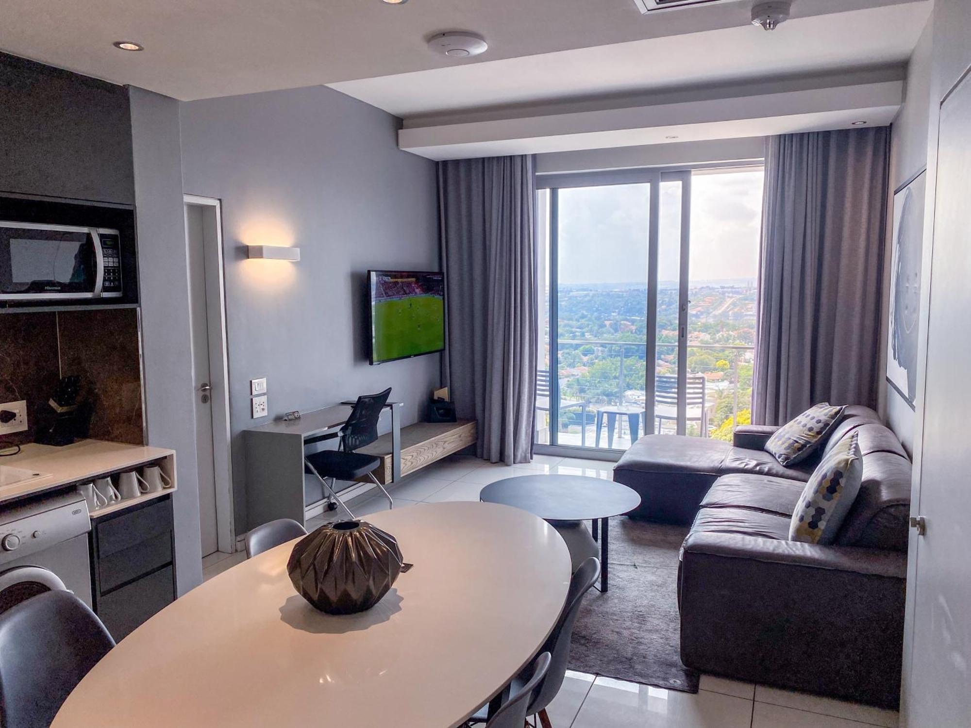 Apartment Sandtoncity-apartment-sleeps2-pool-parking