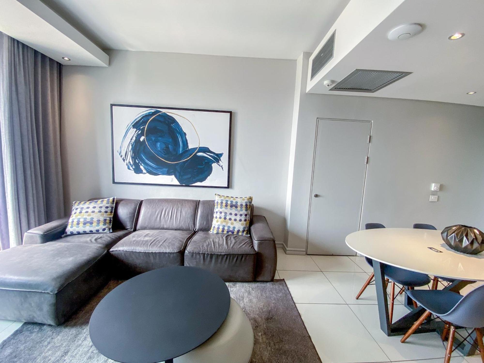 Sandtoncity-apartment-sleeps2-pool-parking