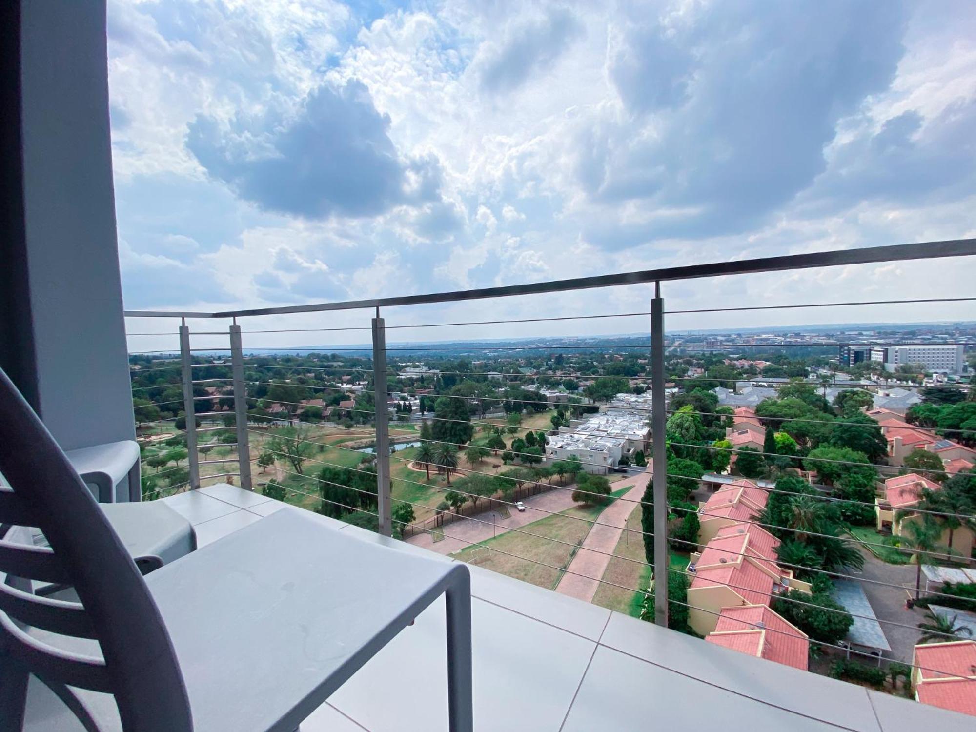Apartment Sandtoncity-apartment-sleeps2-pool-parking Johannesburg