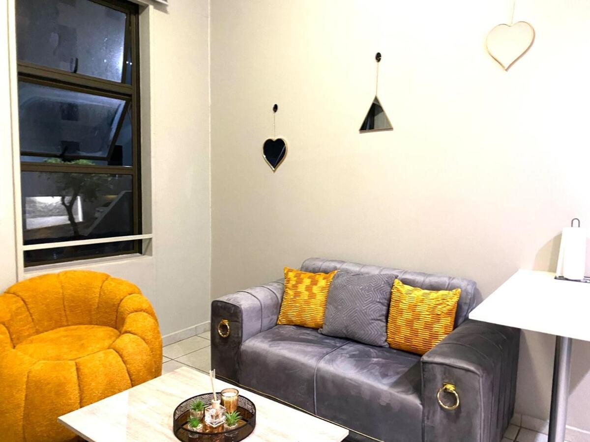 Ojay In Rosebank Apartment *