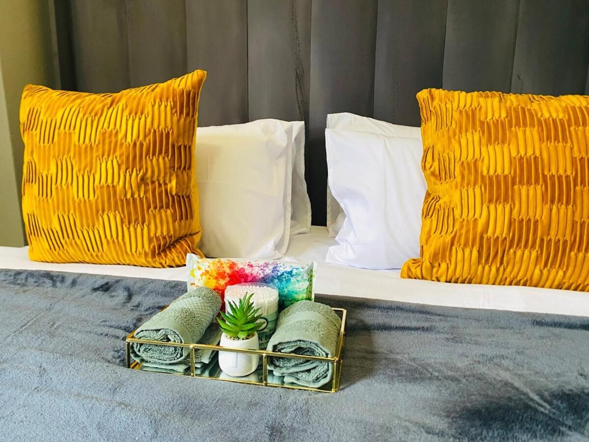 Apartment Ojay In Rosebank Johannesburg