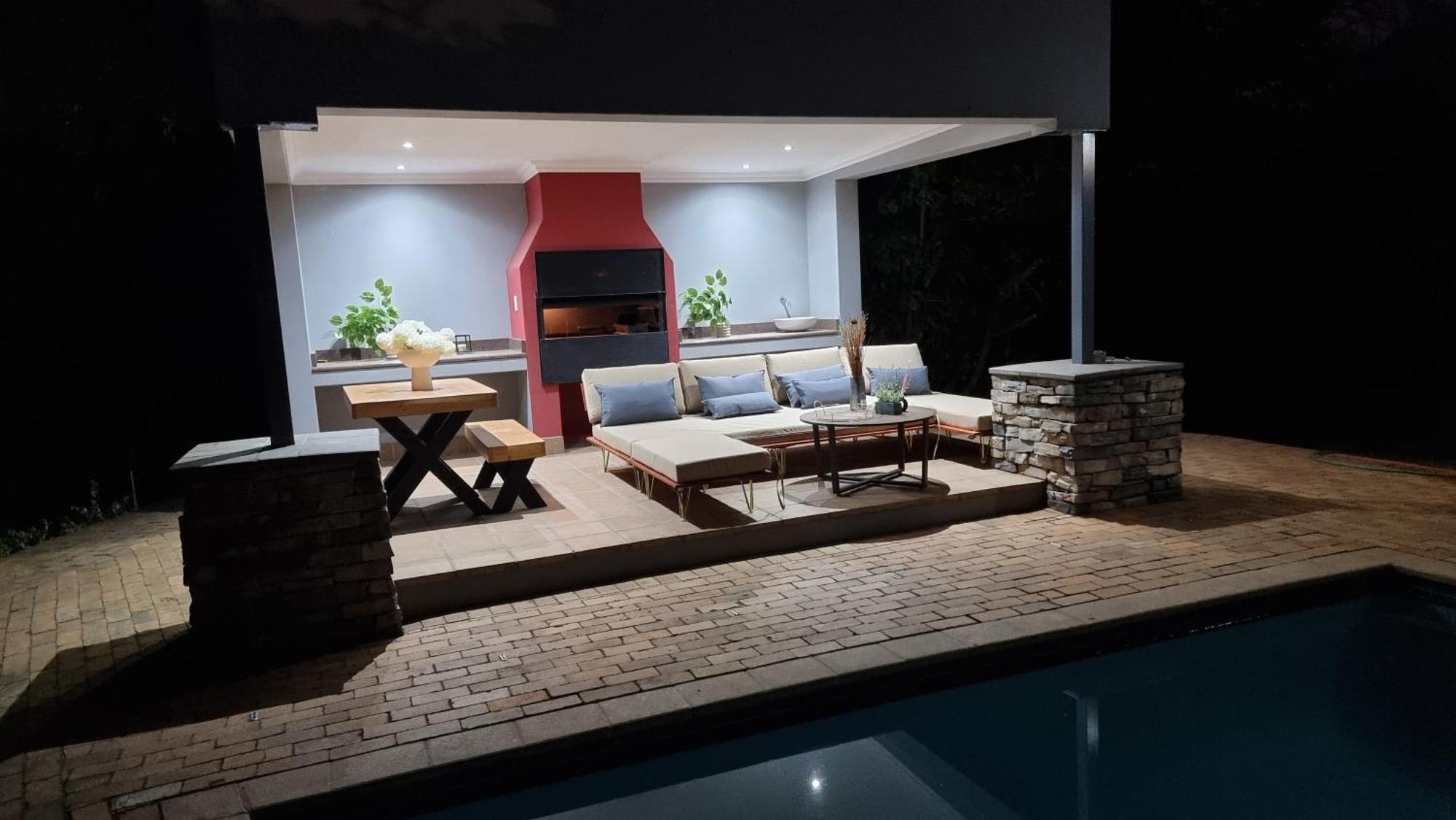 Luxury Solar Powered With Pool And Sauna In Northcliff *
