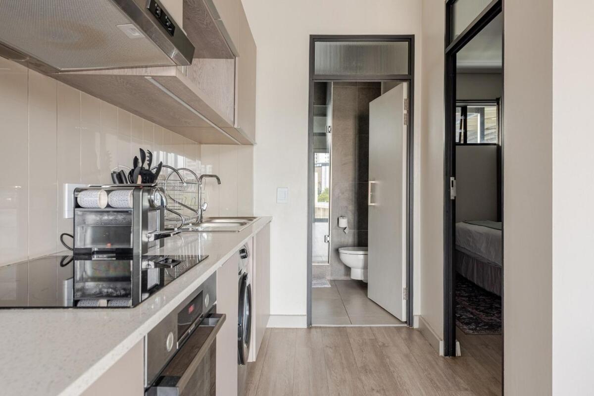 The Lineal 500m To Sandton With Backup Water & Power Apartment