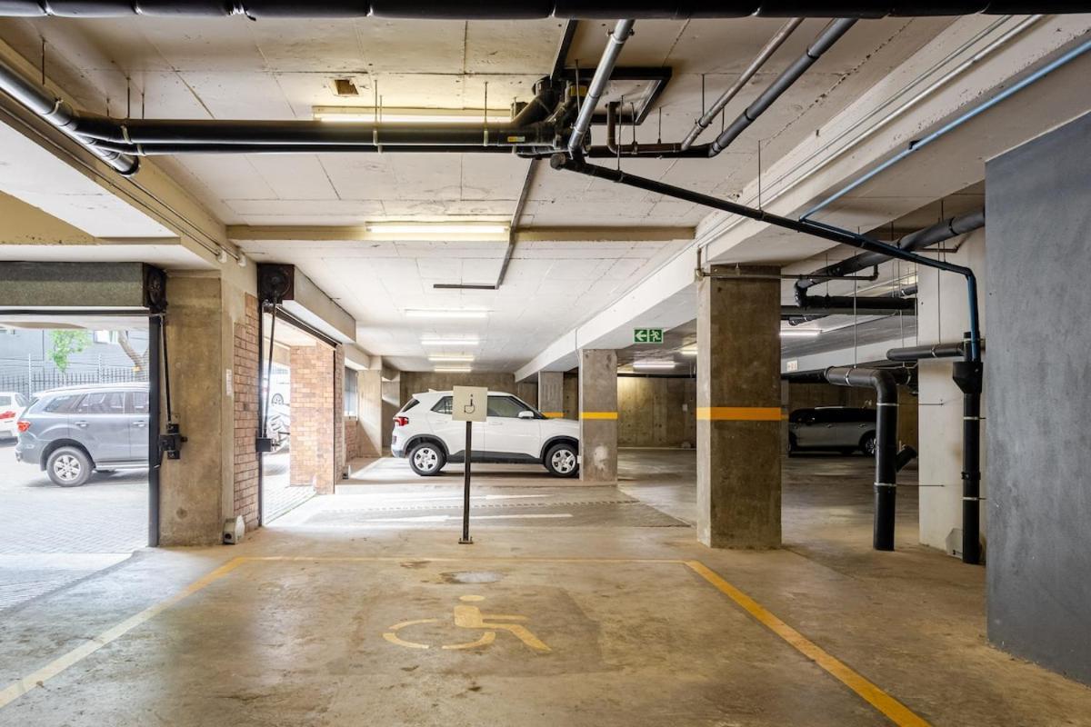 Apartment The Lineal 500m To Sandton With Backup Water & Power *