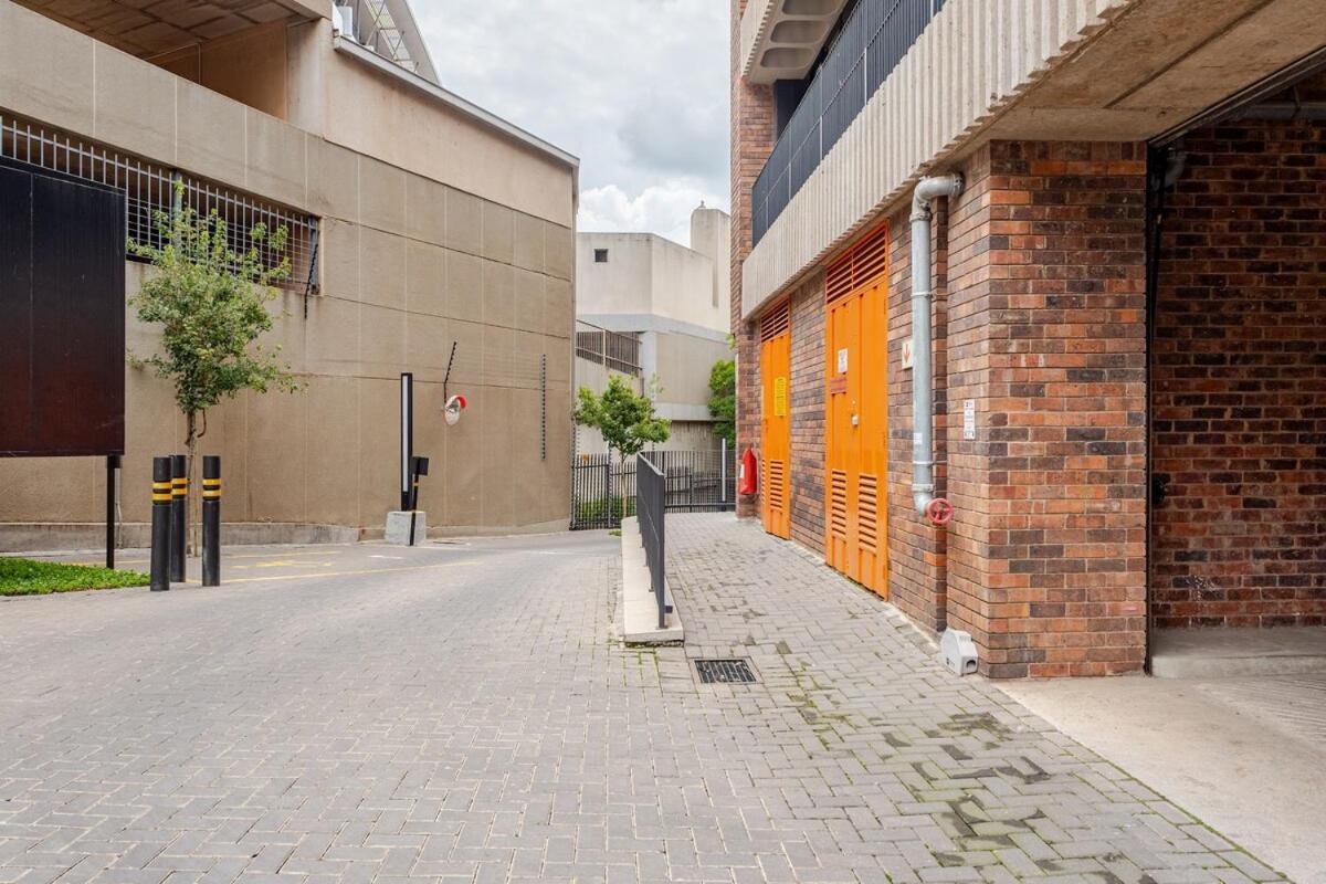 The Lineal 500m To Sandton With Backup Water & Power Johannesburg