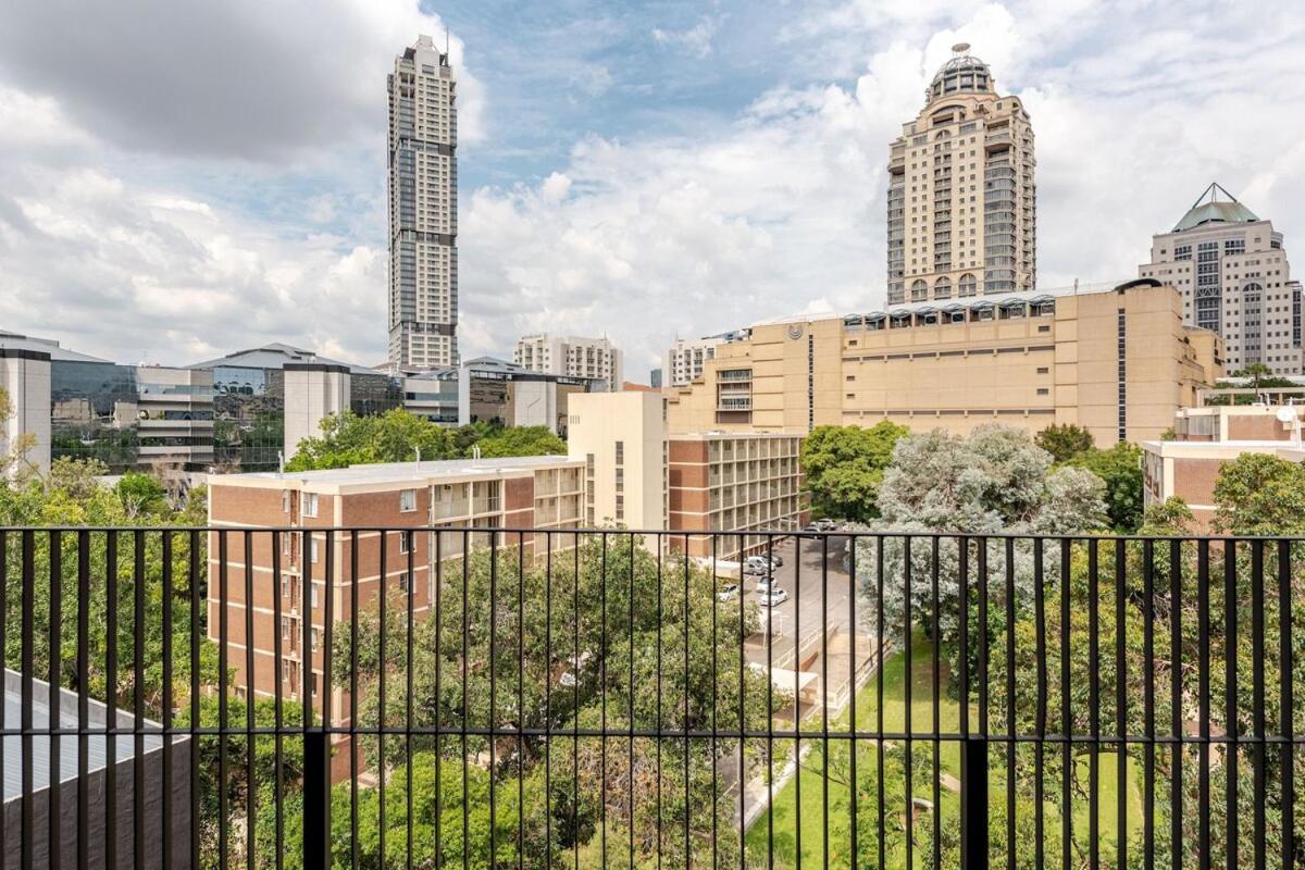 The Lineal 500m To Sandton With Backup Water & Power Apartment Johannesburg