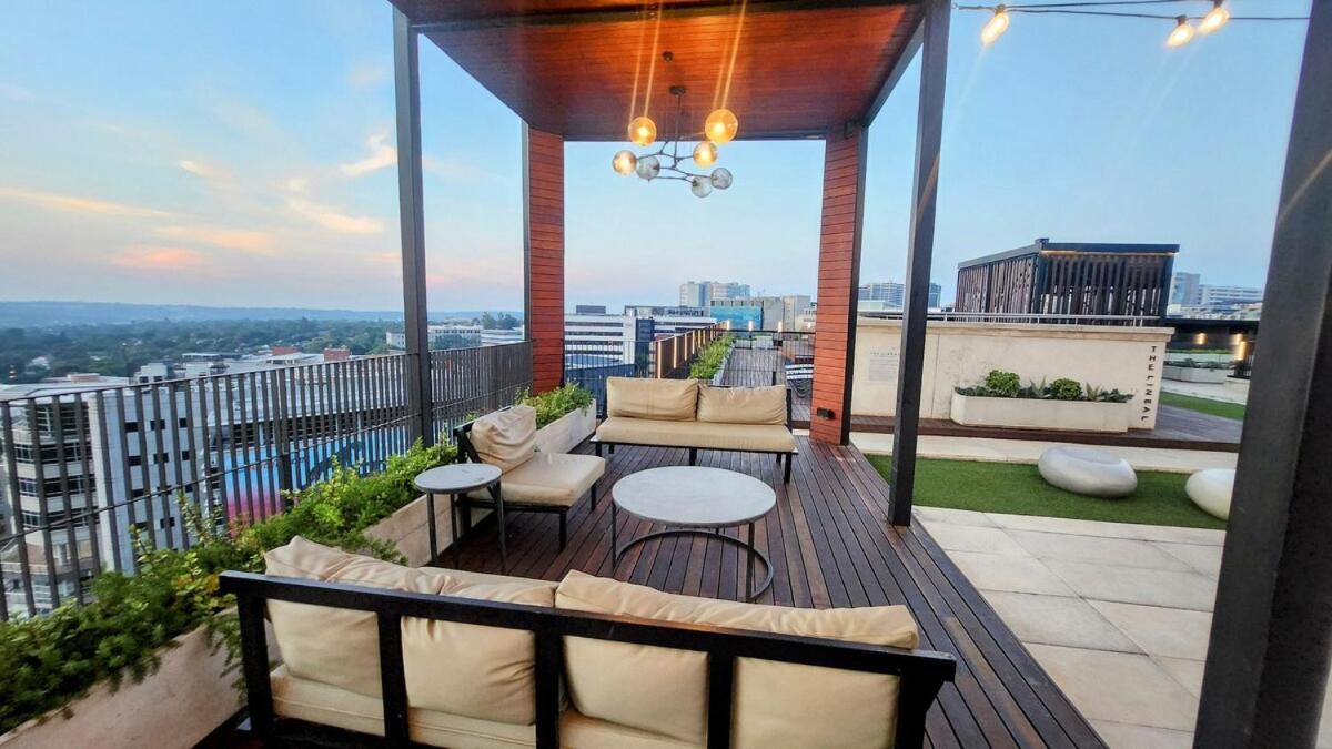 Apartment The Lineal 500m To Sandton With Backup Water & Power