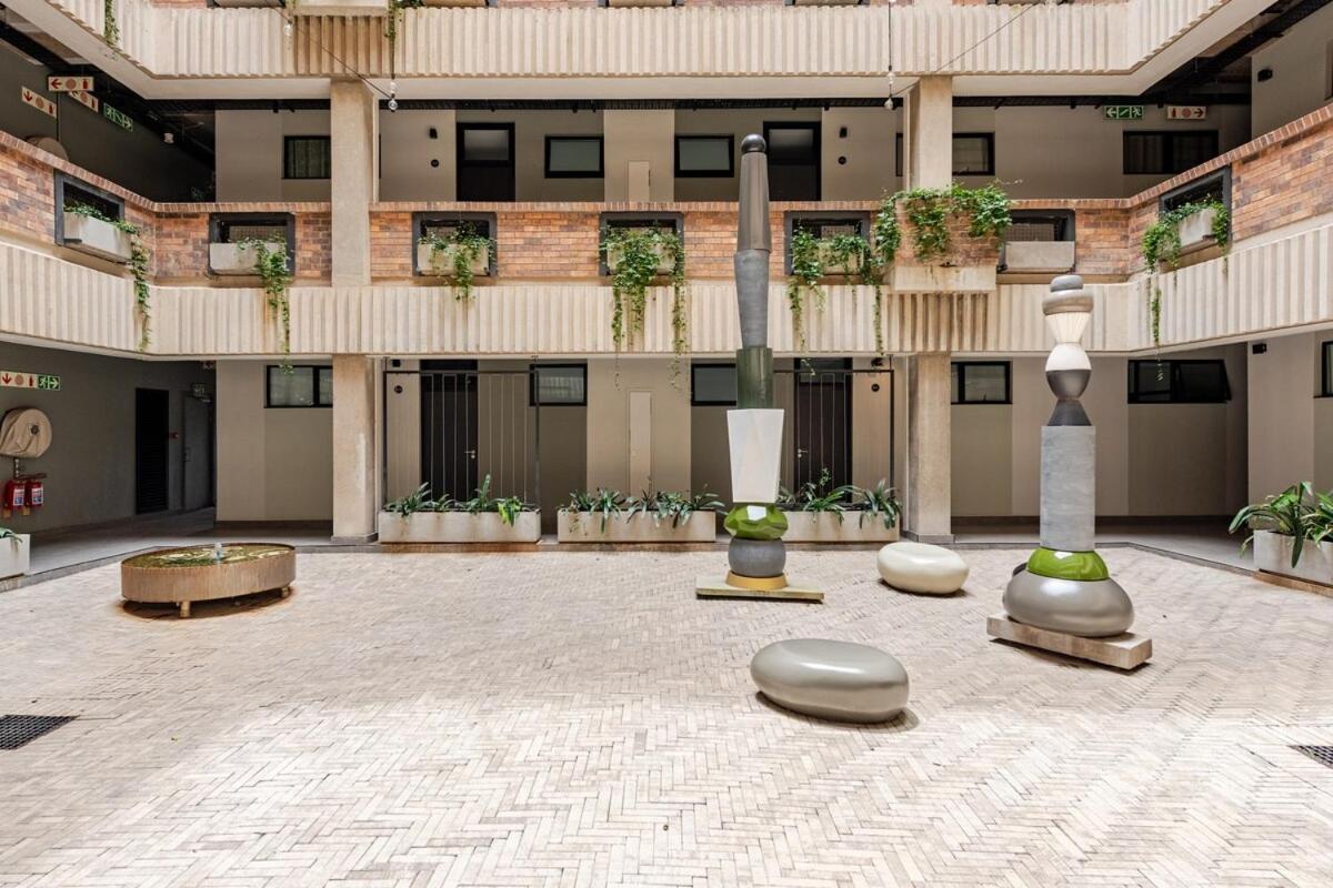 Apartment The Lineal 500m To Sandton With Backup Water & Power *