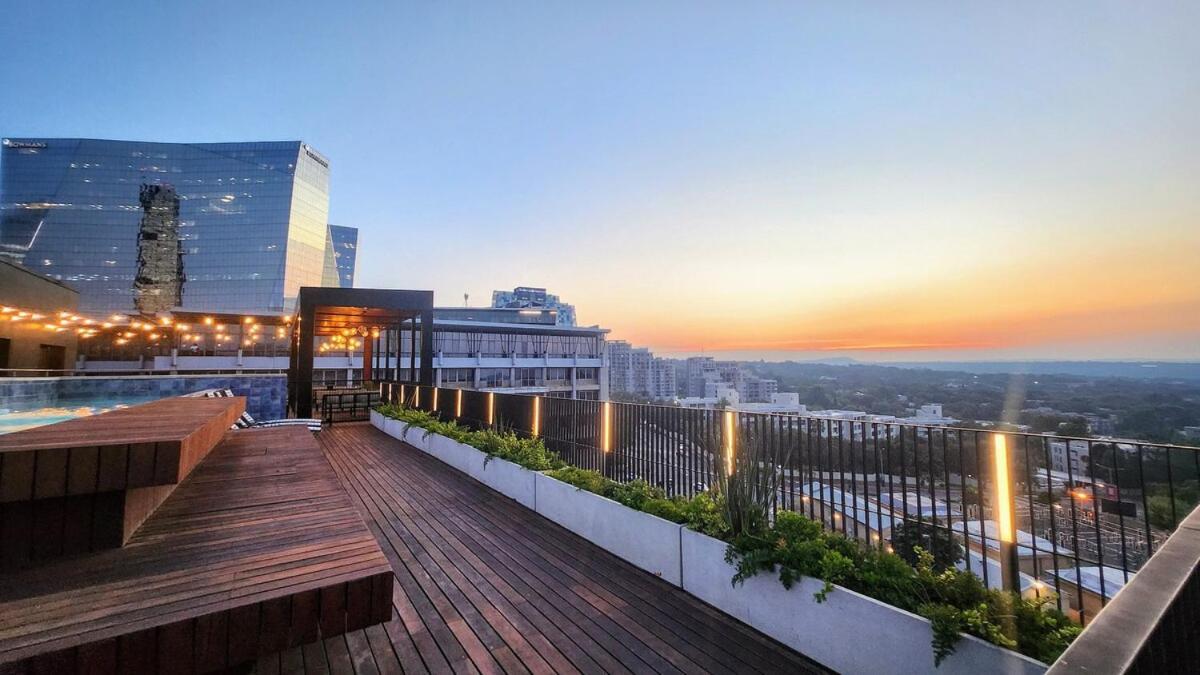 Apartment The Lineal 500m To Sandton With Backup Water & Power Johannesburg