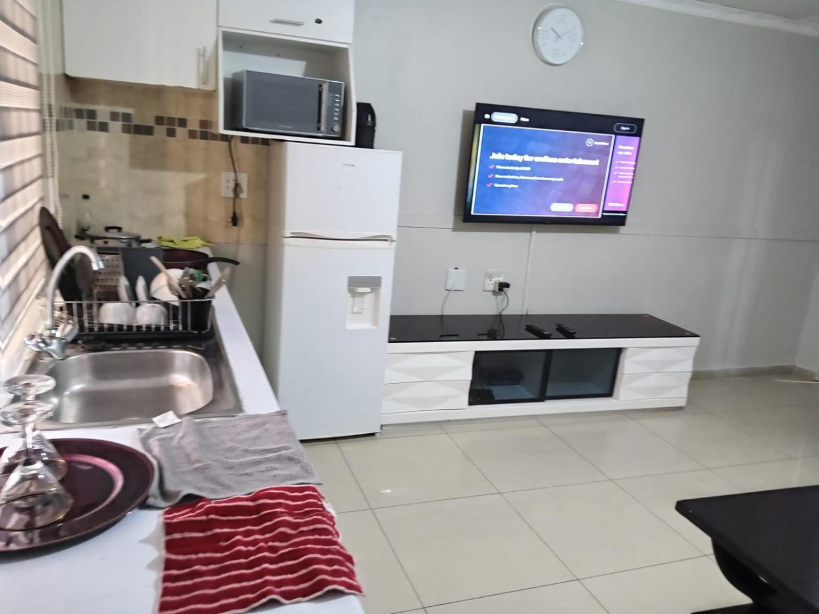 Gold Crown Room And Parlour Self-Catering Apartment With Balcony, Netflix & Youtube Johannesburg