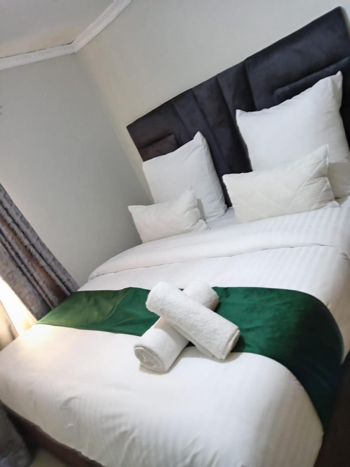 Gold Crown Room And Parlour Self-Catering Apartment With Balcony, Netflix & Youtube Aparthotel *