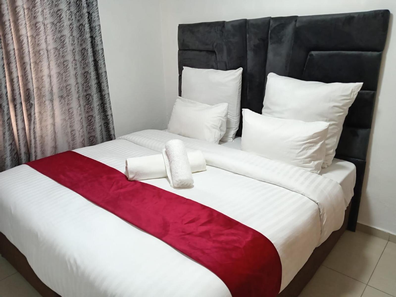 Gold Crown Room And Parlour Self-Catering Apartment With Balcony, Netflix & Youtube *
