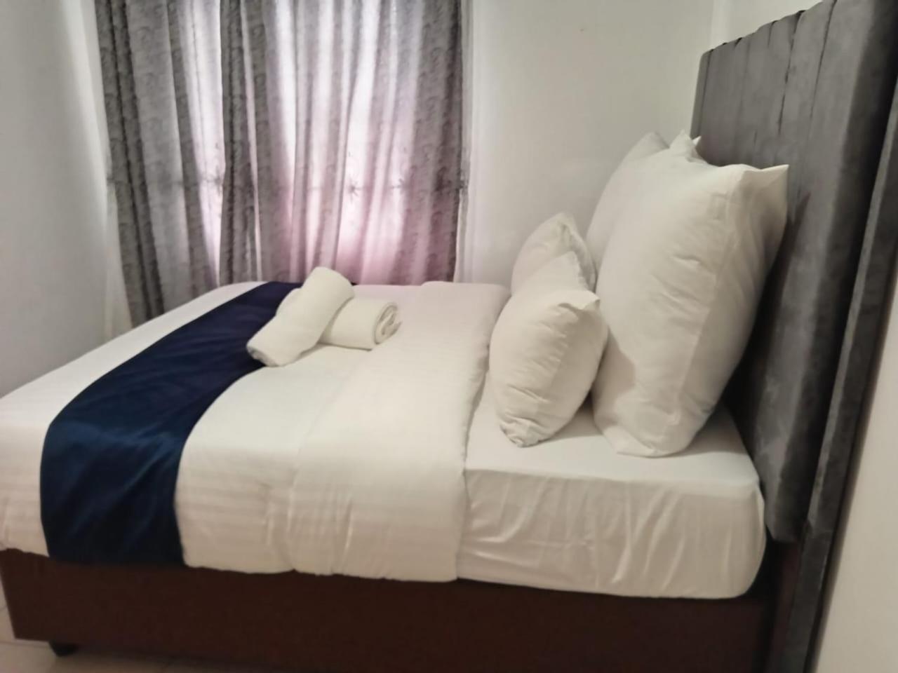 Aparthotel Gold Crown Room And Parlour Self-Catering Apartment With Balcony, Netflix & Youtube *