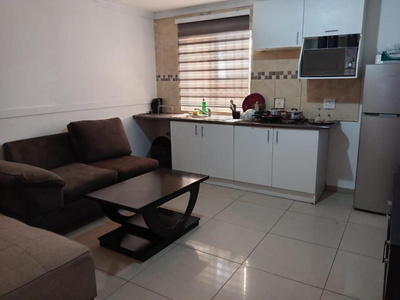 Gold Crown Room And Parlour Self-Catering Apartment With Balcony, Netflix & Youtube * Johannesburg