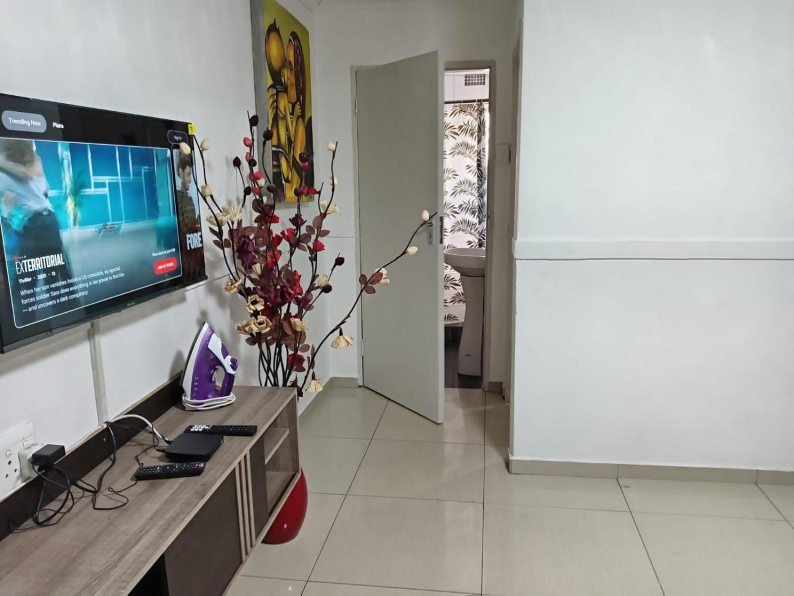 Gold Crown Room And Parlour Self-Catering Apartment With Balcony, Netflix & Youtube *