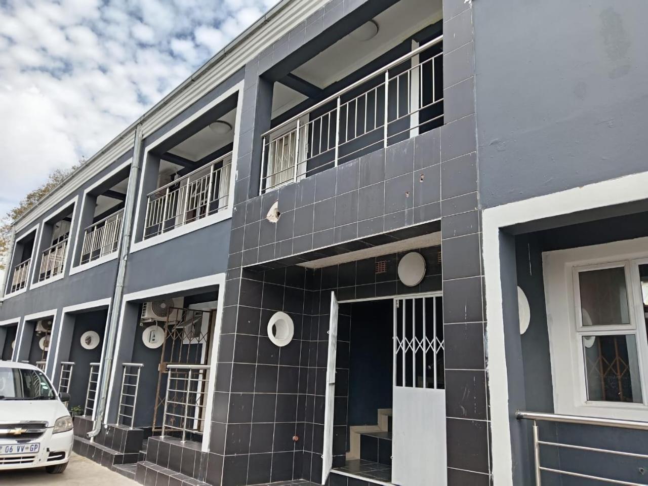 Gold Crown Room And Parlour Self-Catering Apartment With Balcony, Netflix & Youtube Johannesburg