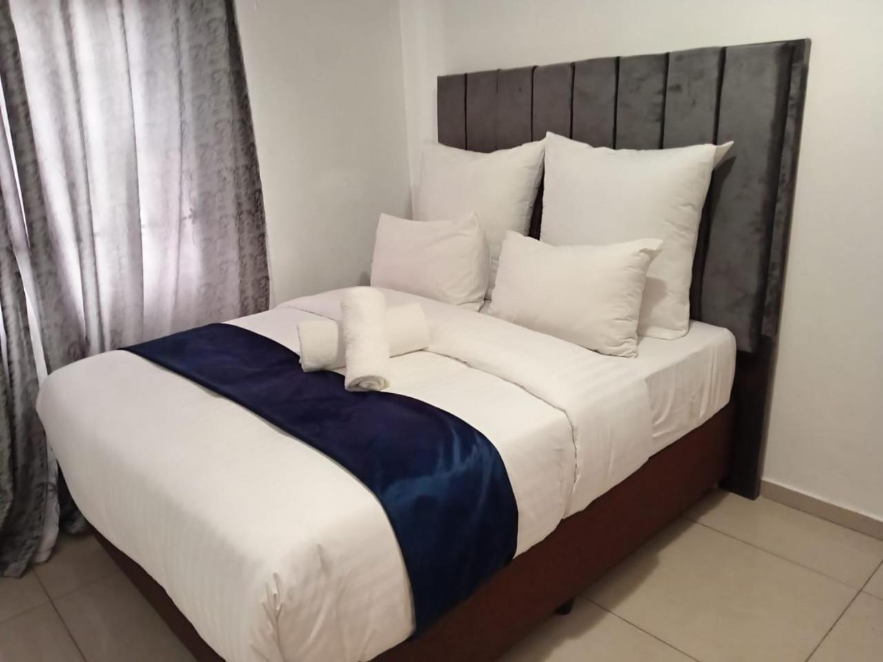 Gold Crown Room And Parlour Self-Catering Apartment With Balcony, Netflix & Youtube * Johannesburg