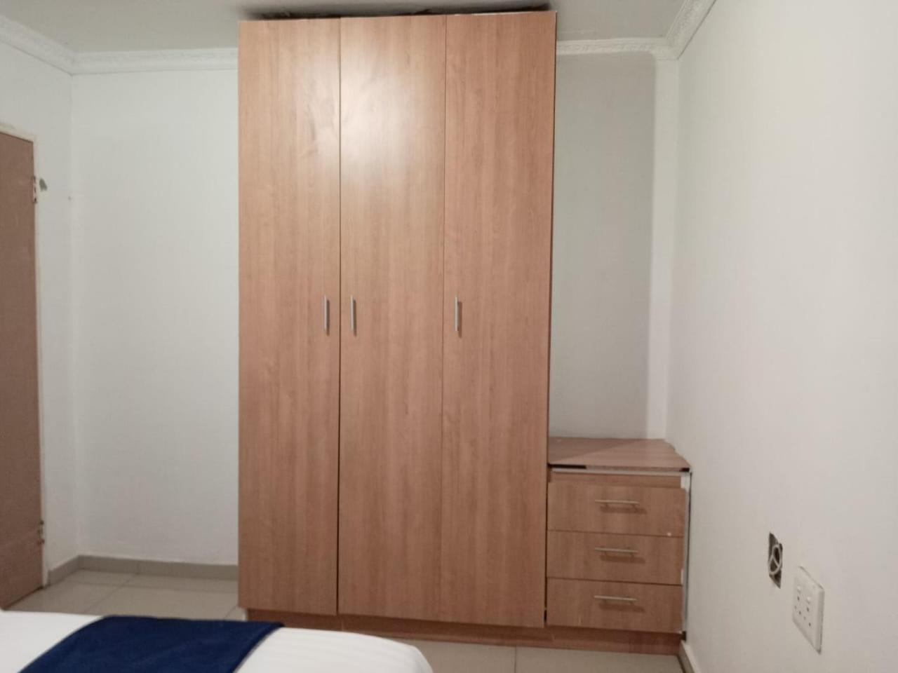 Gold Crown Room And Parlour Self-Catering Apartment With Balcony, Netflix & Youtube Aparthotel *