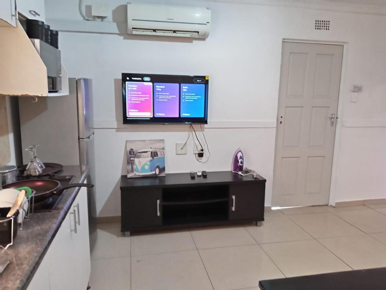 Gold Crown Room And Parlour Self-Catering Apartment With Balcony, Netflix & Youtube Aparthotel Johannesburg