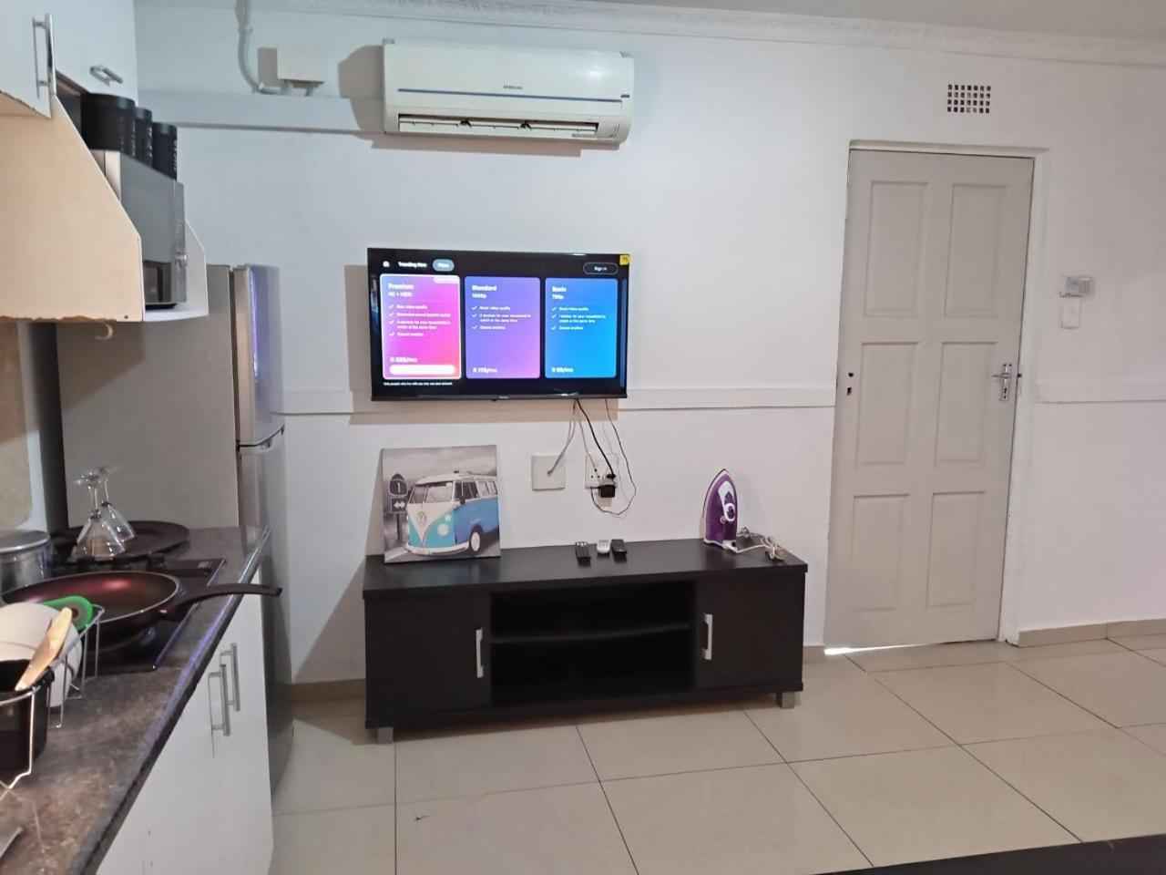 Gold Crown Room And Parlour Self-Catering Apartment With Balcony, Netflix & Youtube * Johannesburg