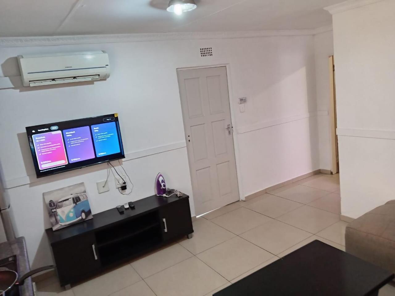 Gold Crown Room And Parlour Self-Catering Apartment With Balcony, Netflix & Youtube Aparthotel Johannesburg